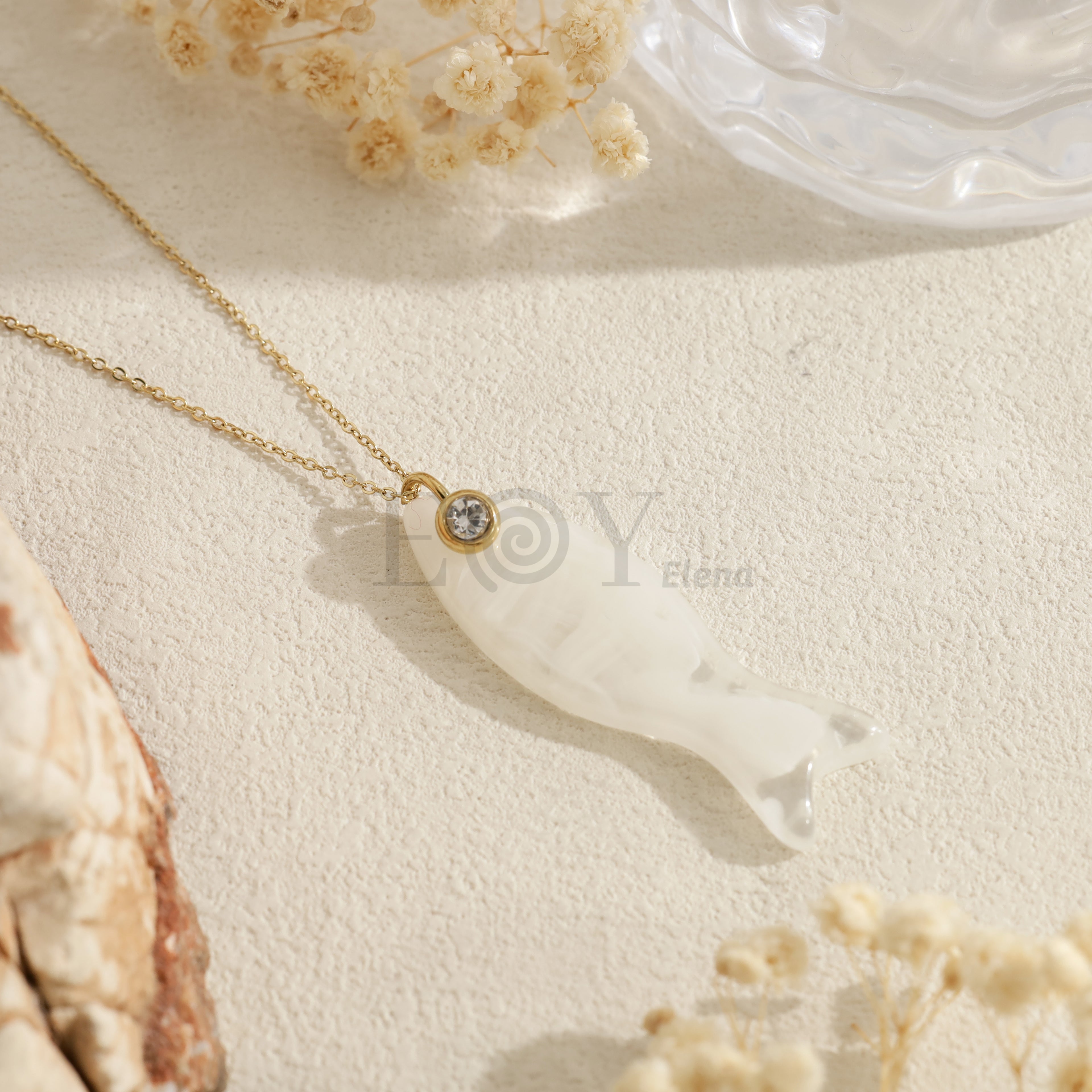 Collar con pez de resina