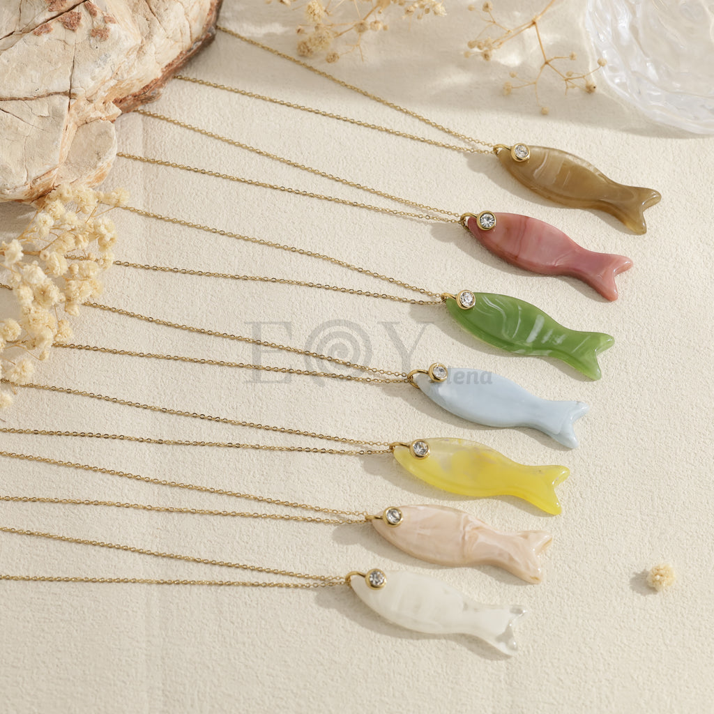 Collar con pez de resina