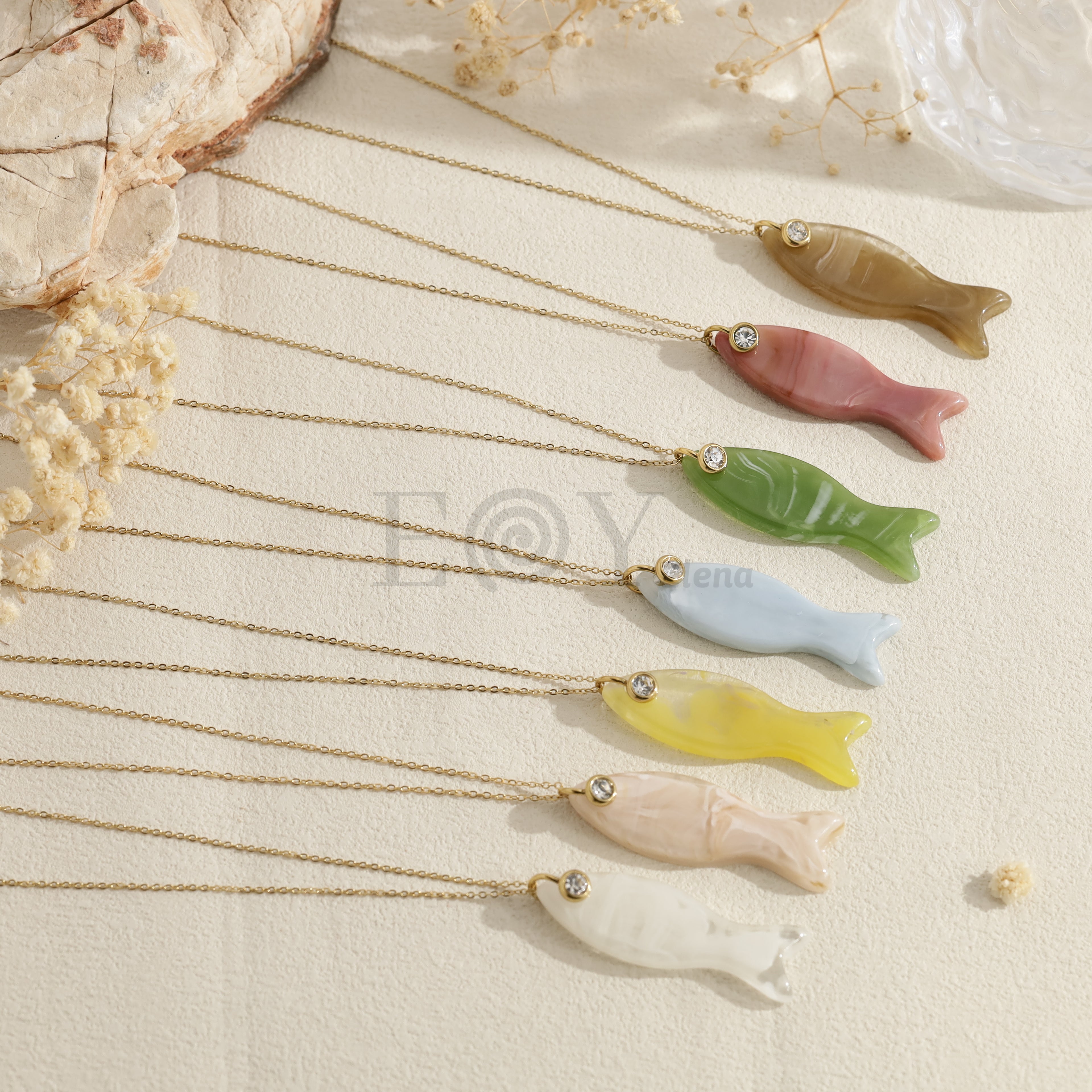 Collar con pez de resina