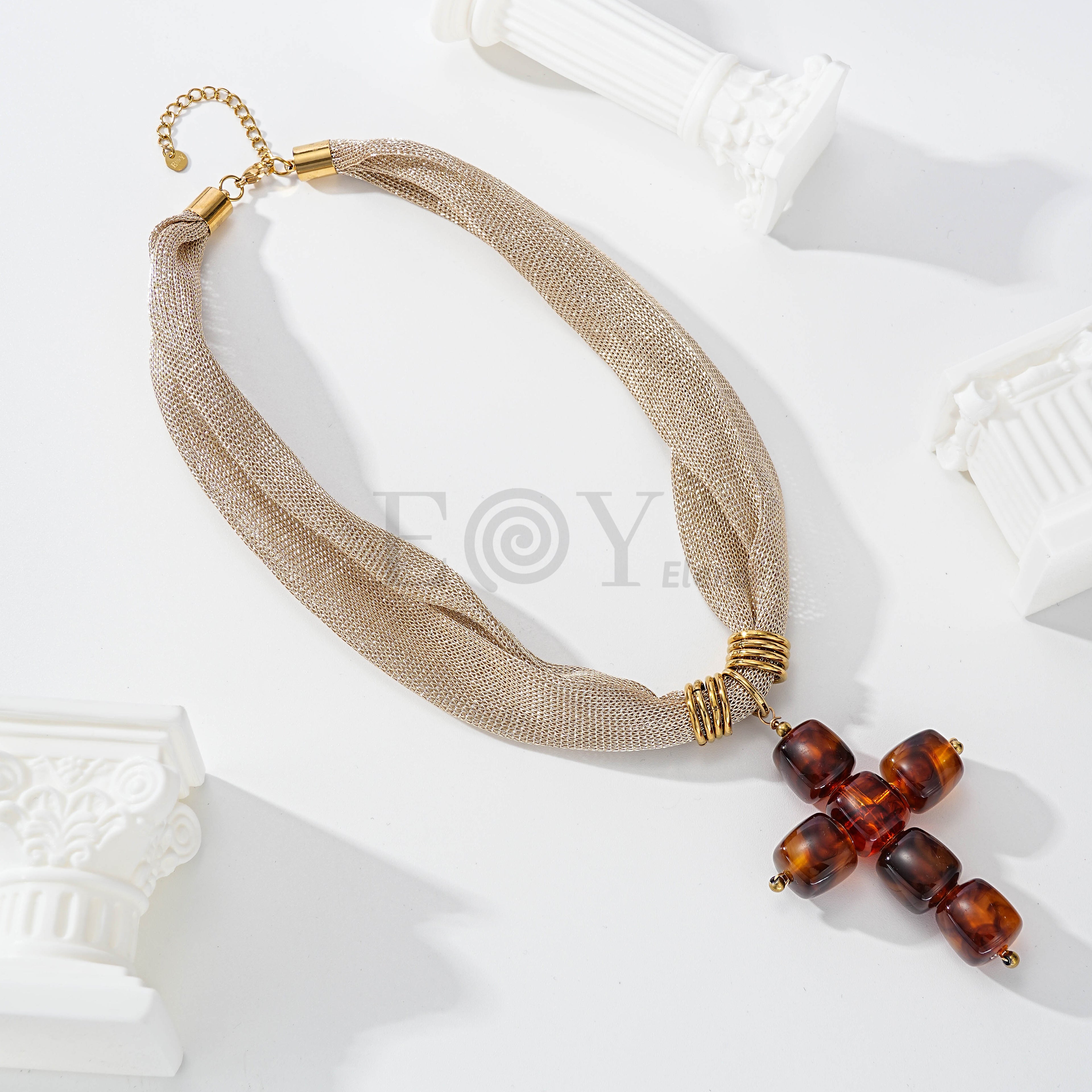 Collar Malla Dorada con Cruz Ámbar