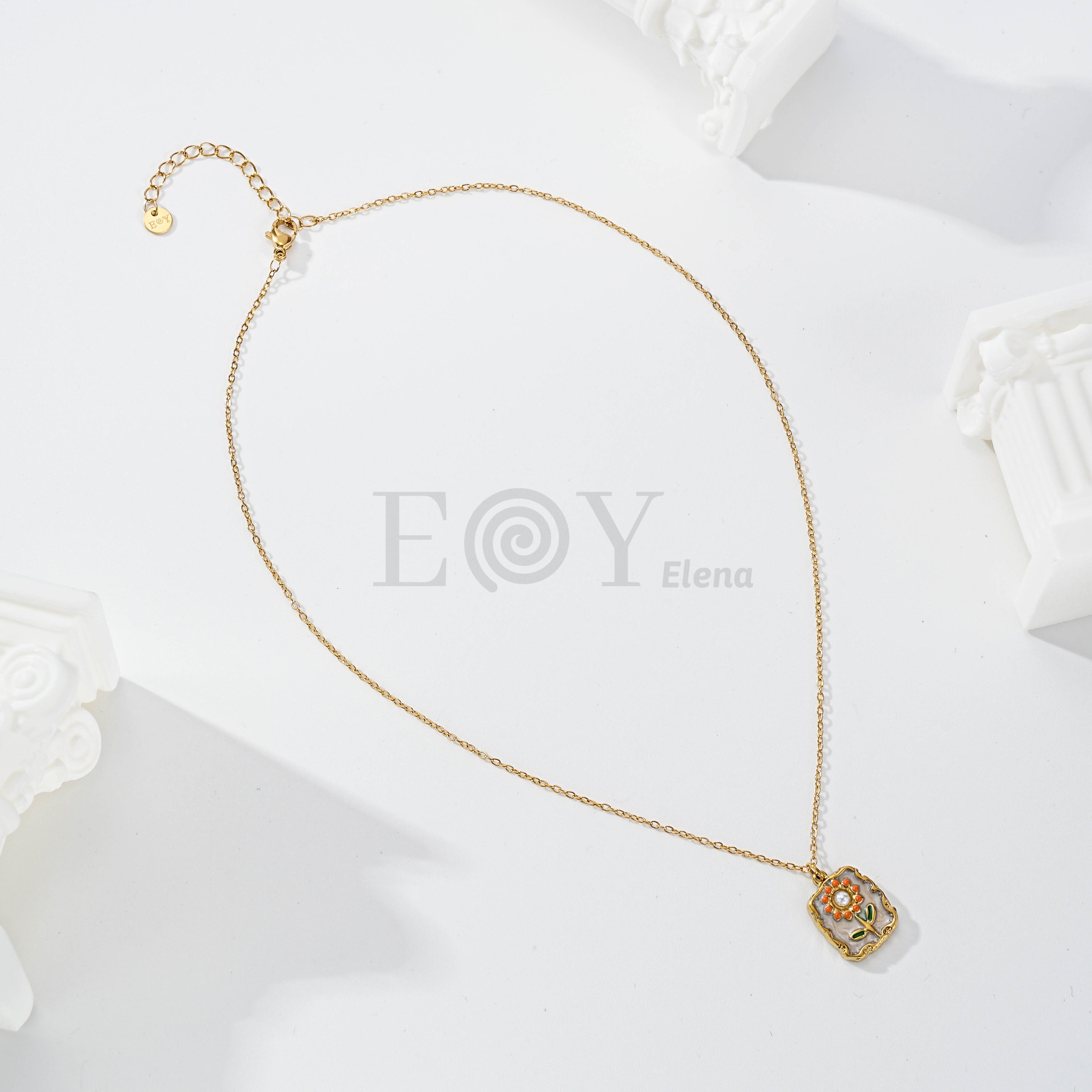 Collar Medallón Floral Dorado