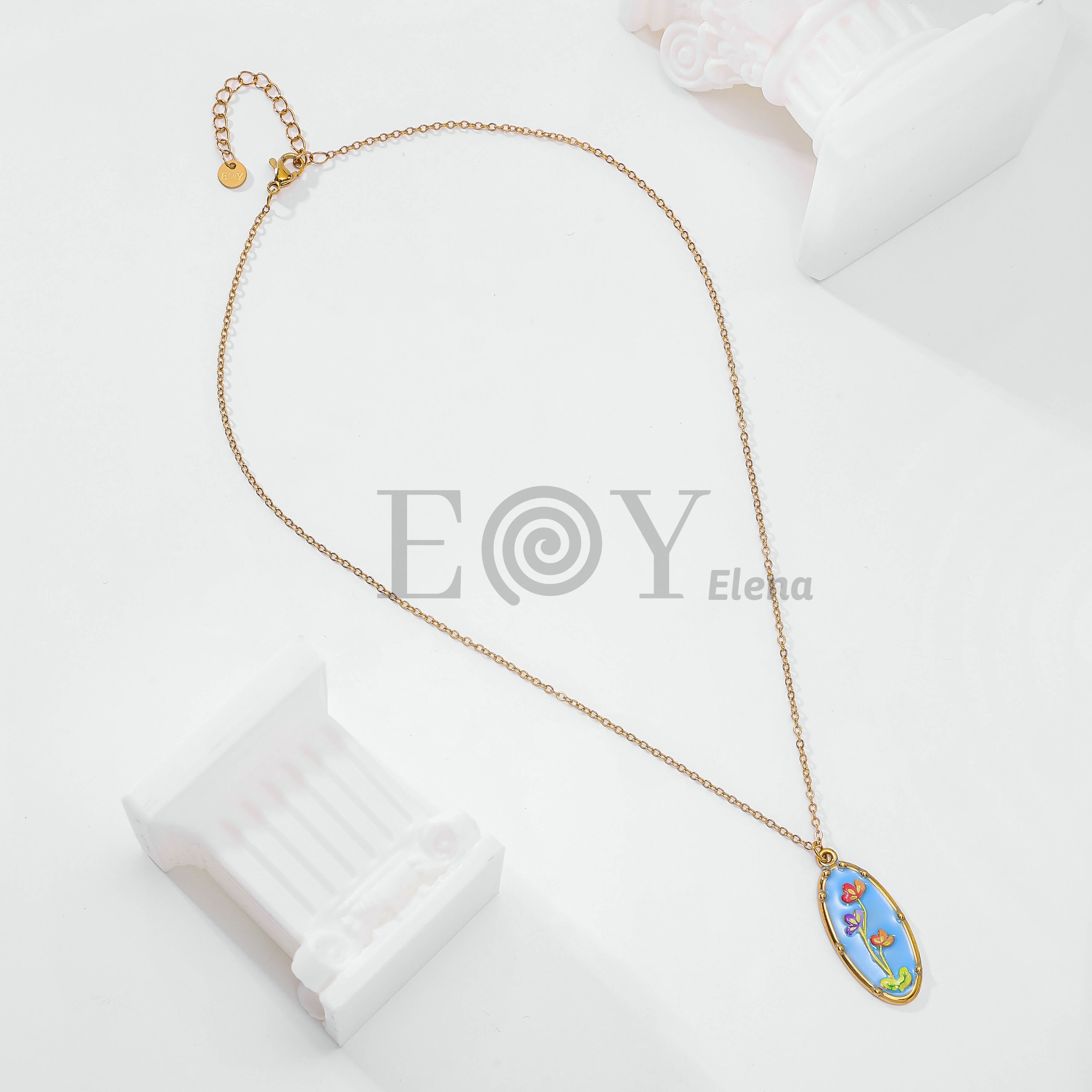 Collar flor fondo azul