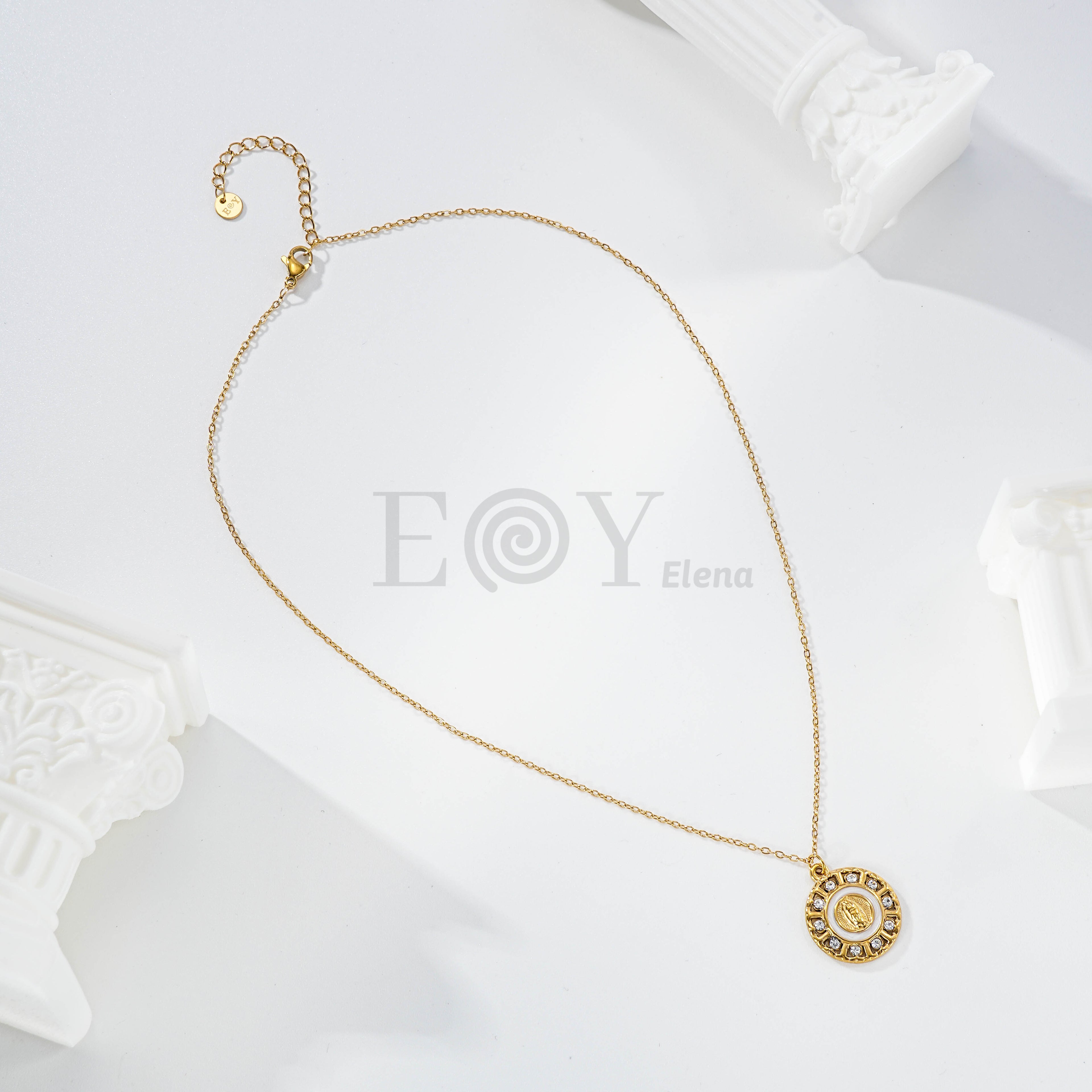 Collar Medallón Virgen con Circonitas