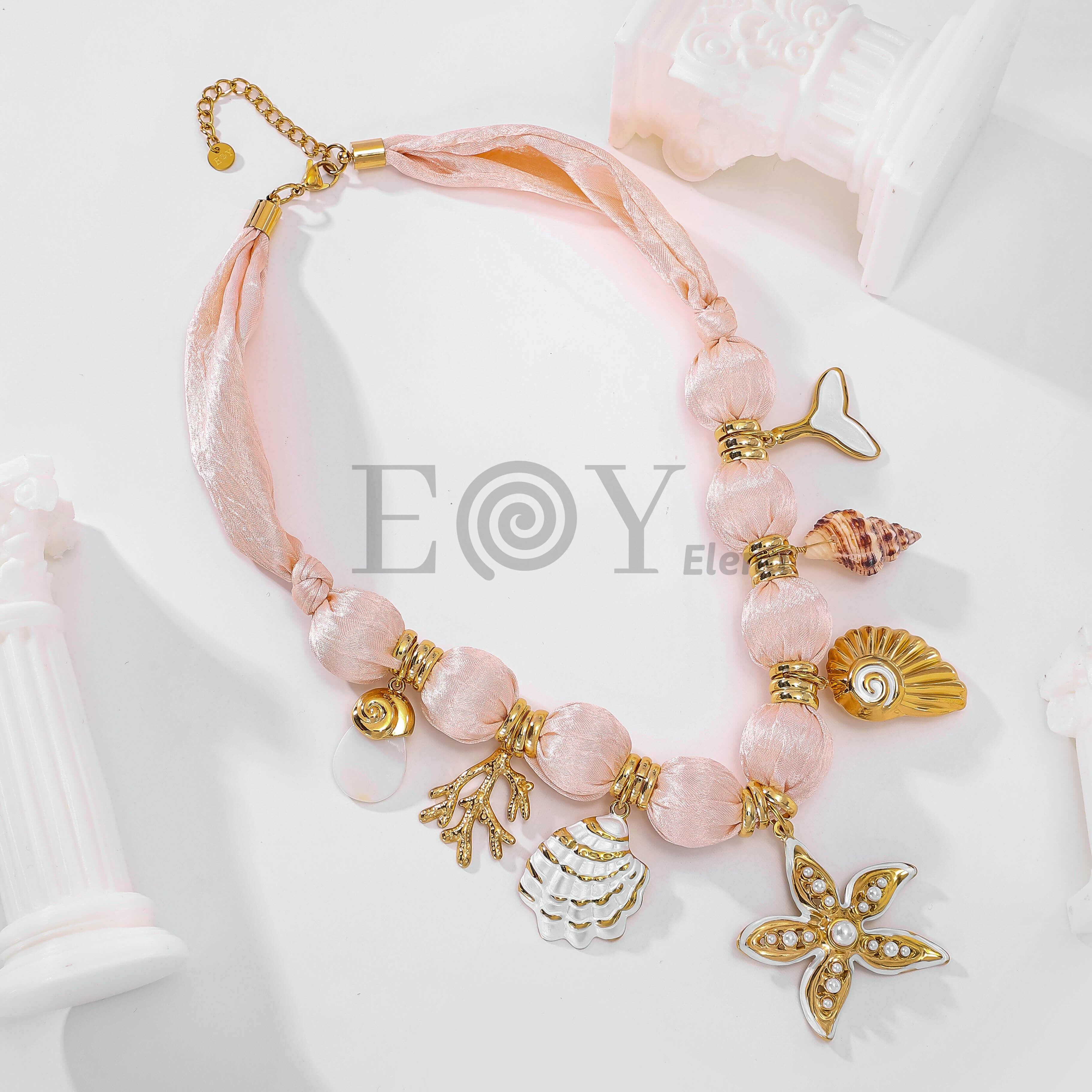 Collar rosa tela con charms