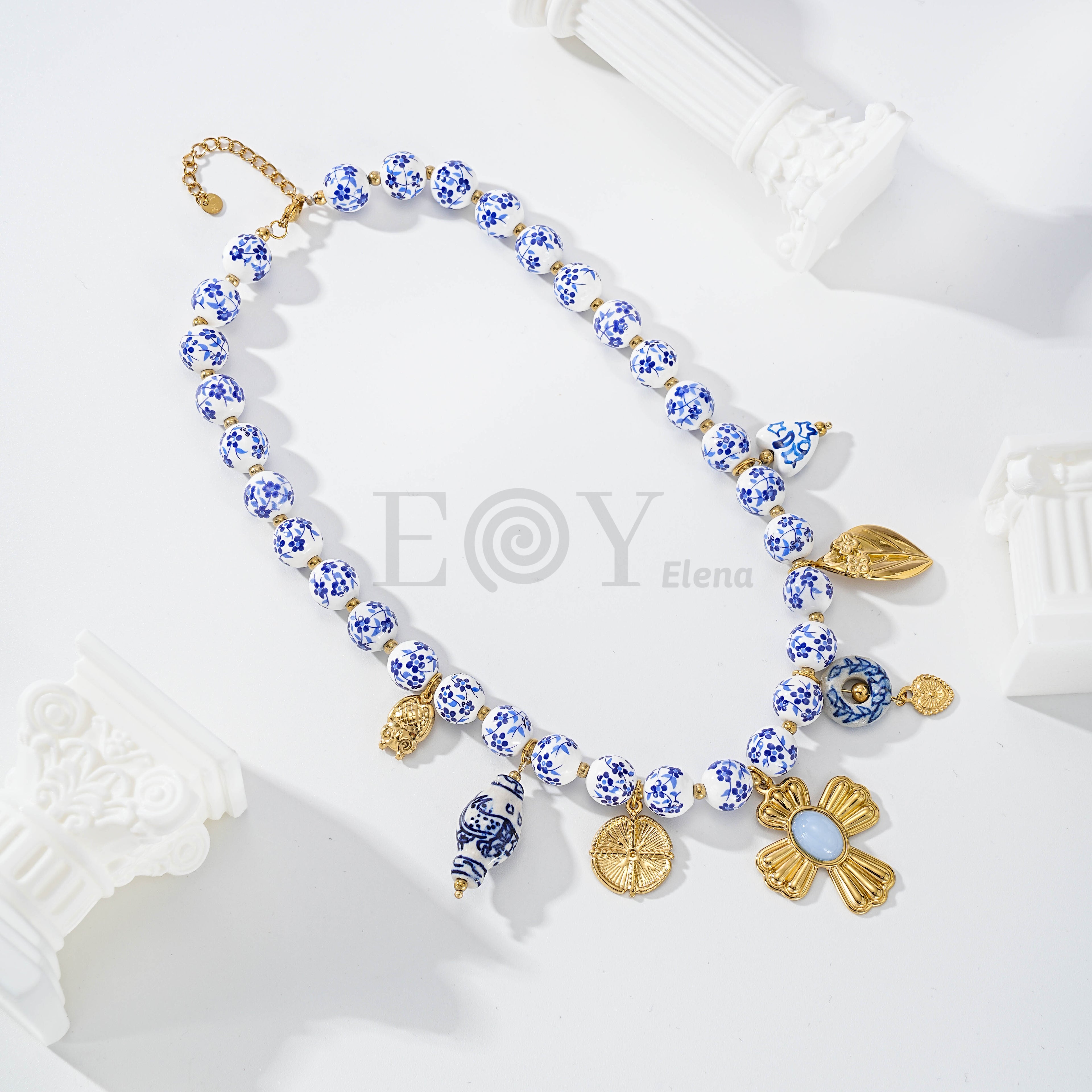 Collar Porcelana Azul con Charms Dorados