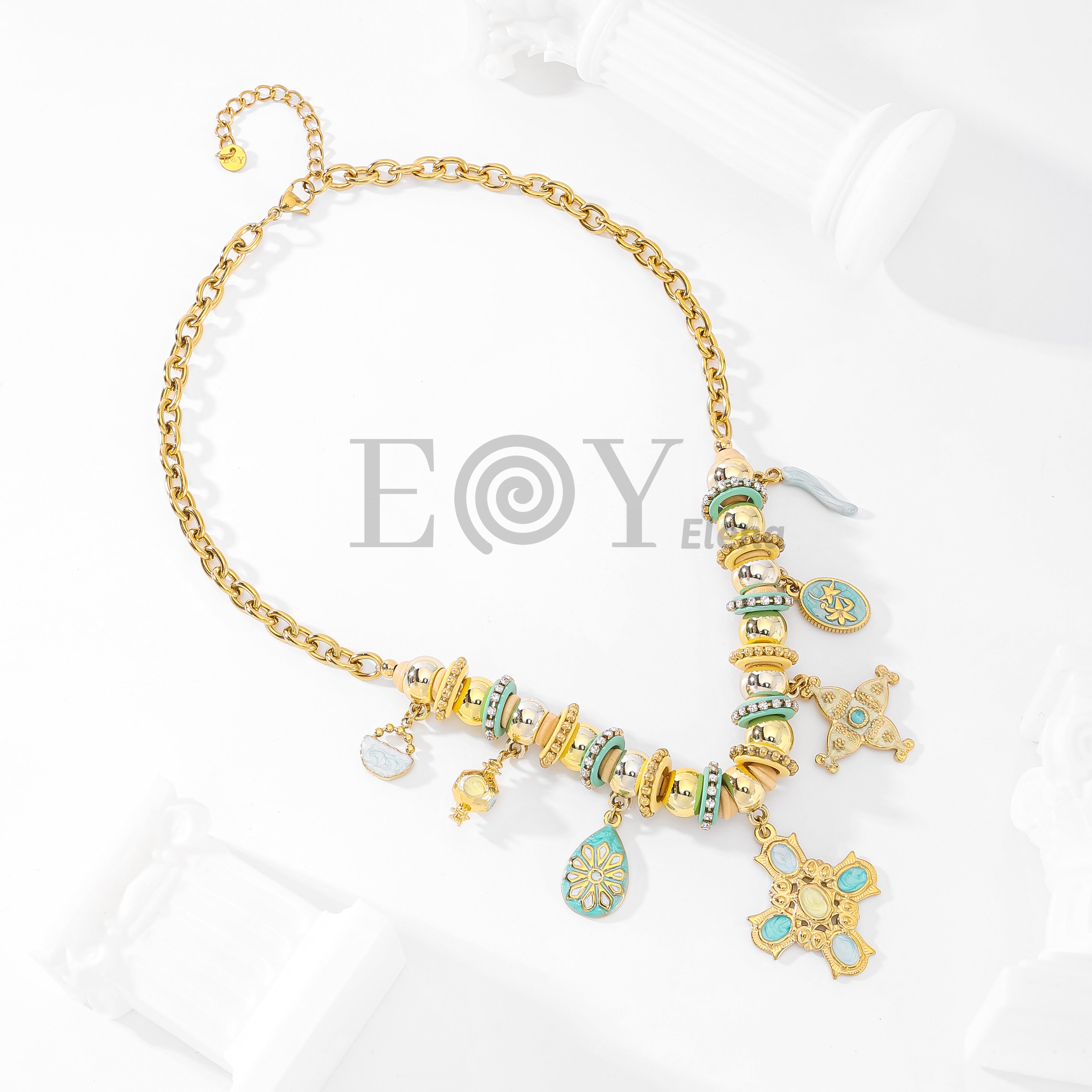 Collar con cruz y charms turquesas