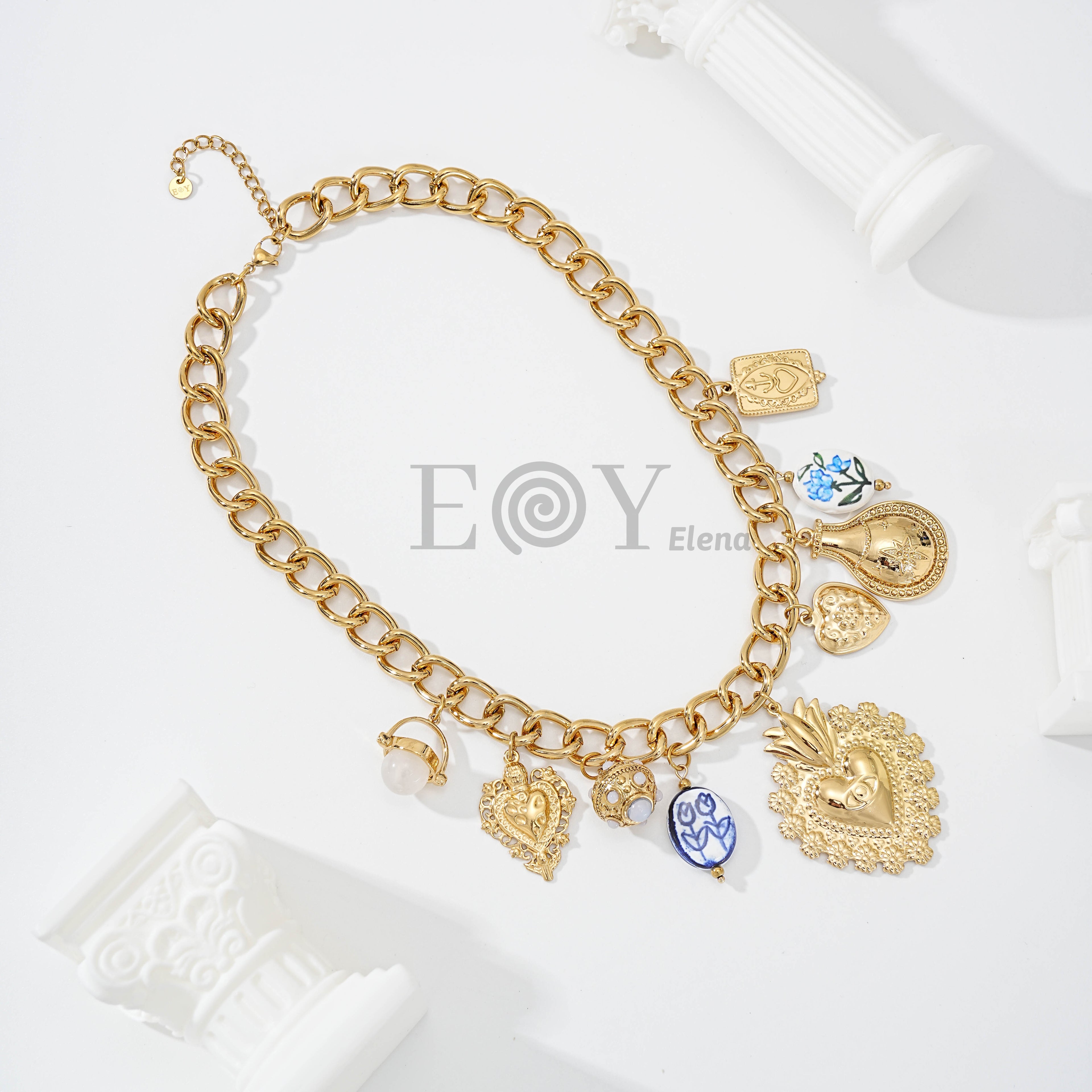 Collar Corazones y Amuletos Dorados