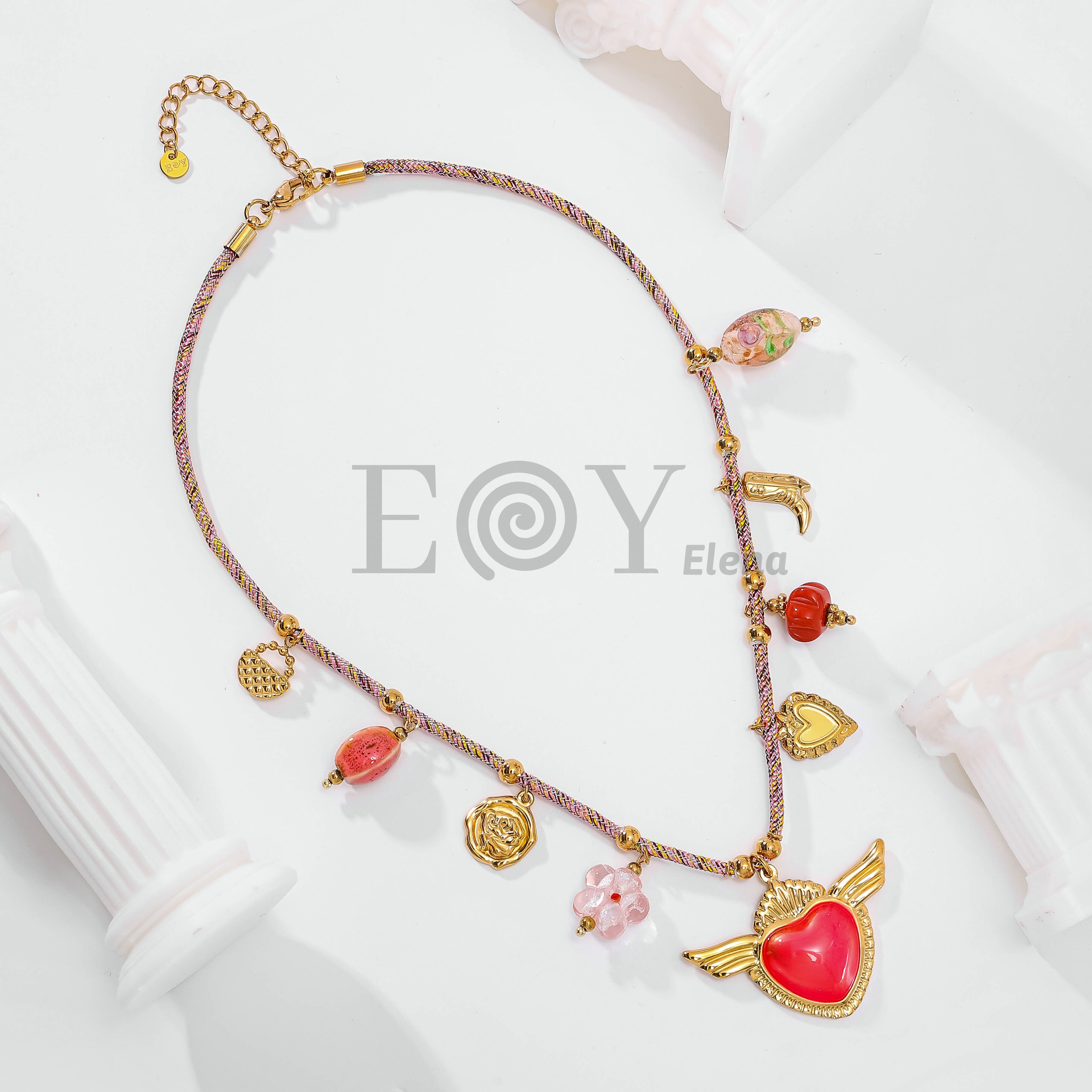 Collar cuerda con corazón rojo y charms