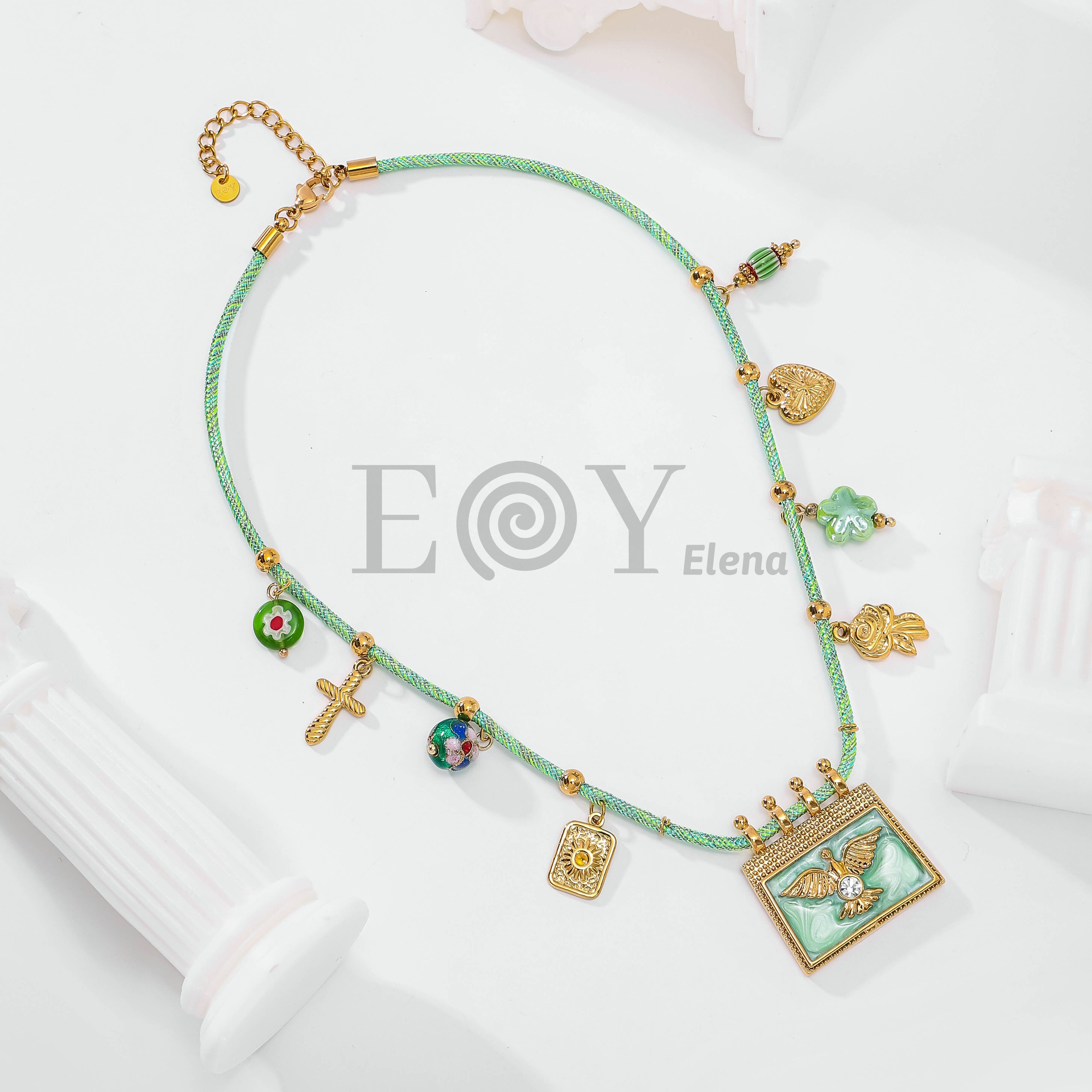 Collar con cuerda verde y pájaro