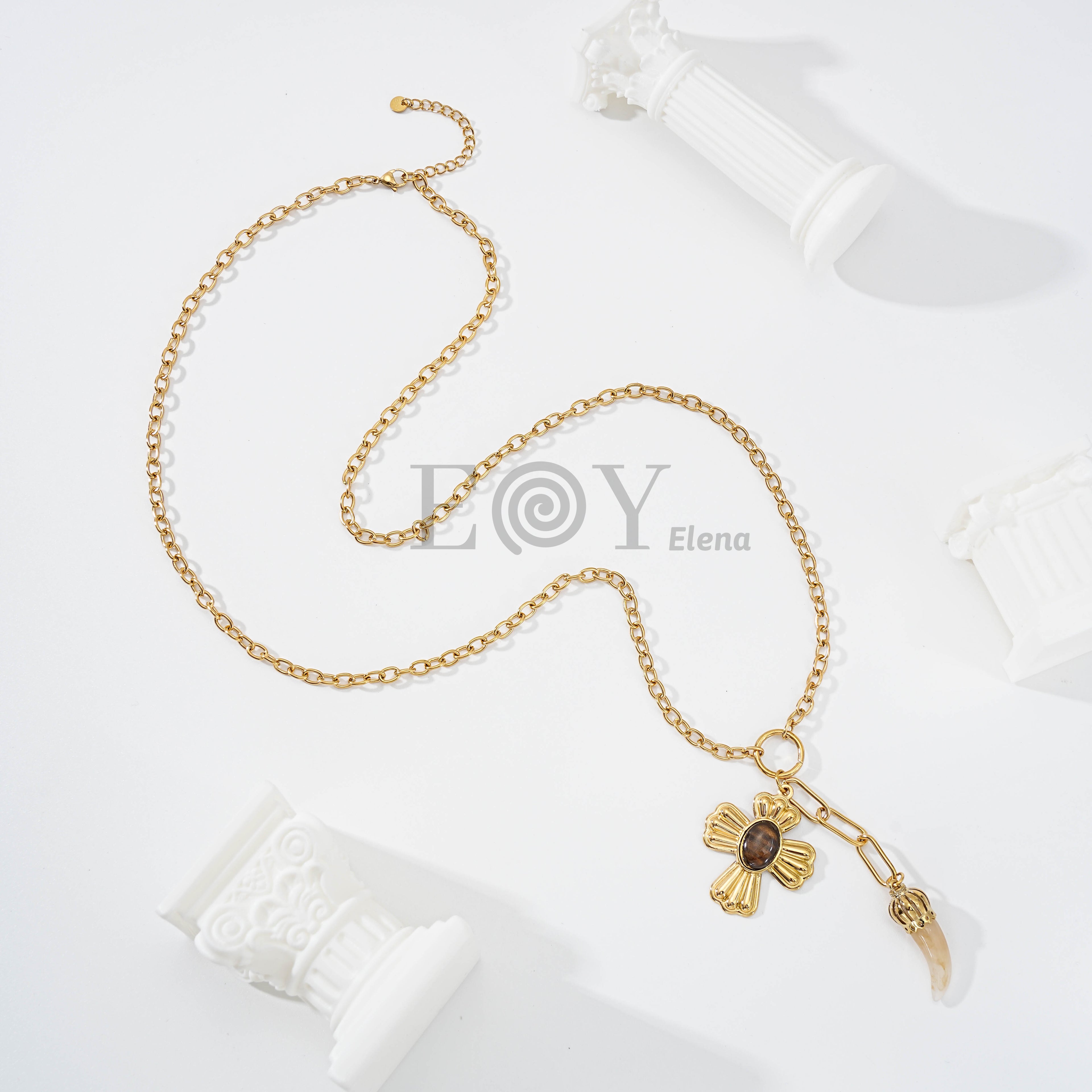 Collar Cruz Dorada con Colmillo