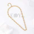 Collar con detalles blancos