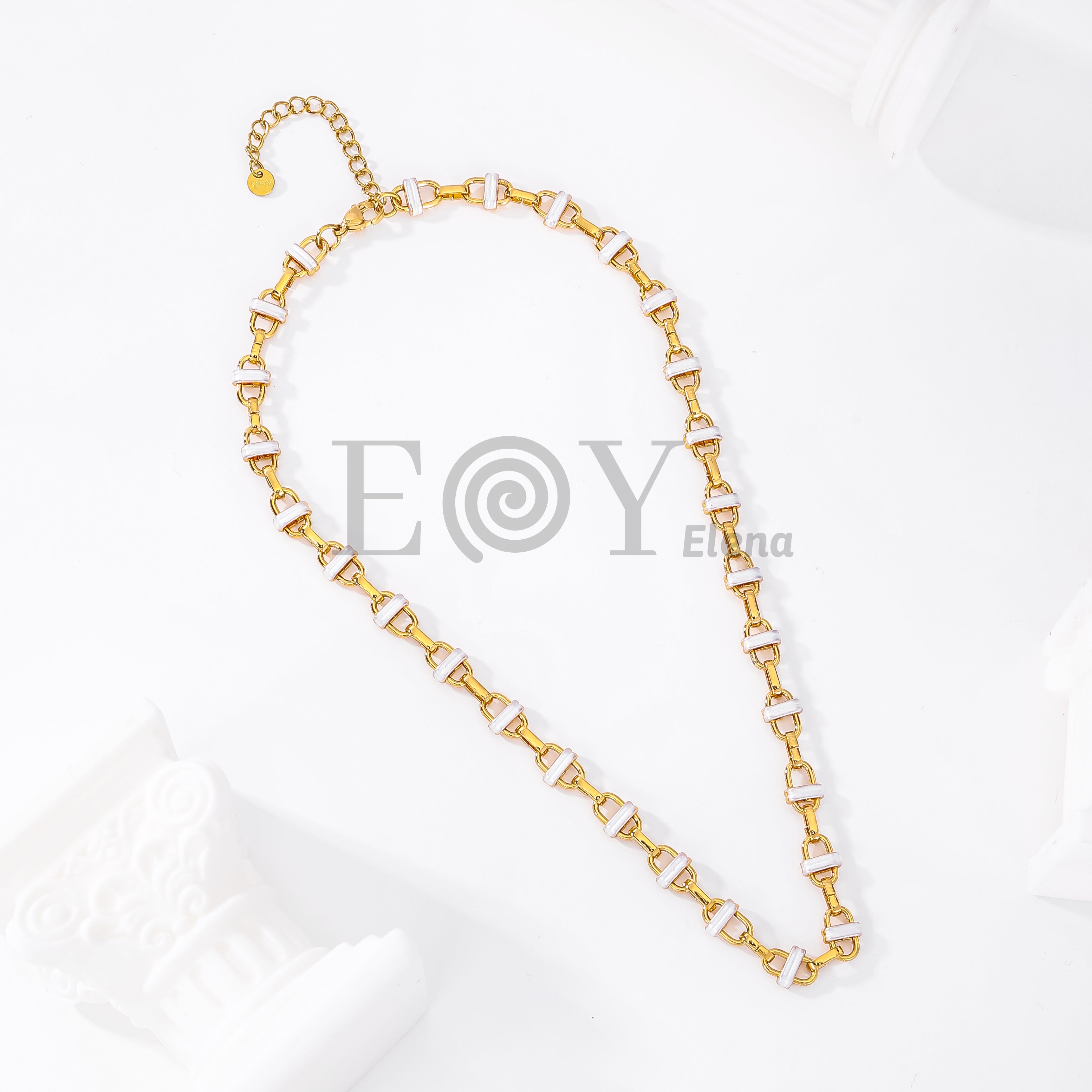Collar con detalles blancos