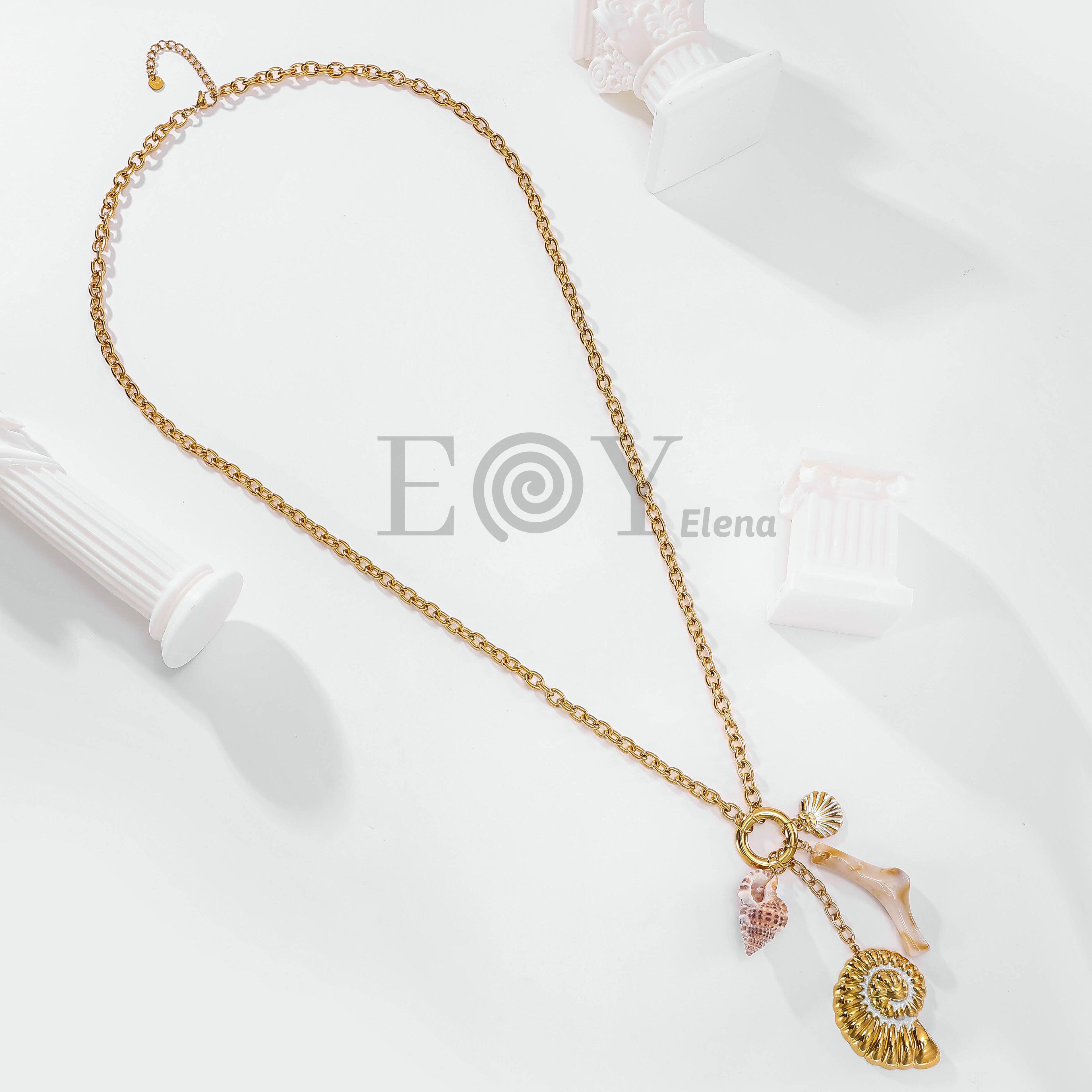 Collar con caracol y pie