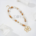 Collar con flor y bolas beige