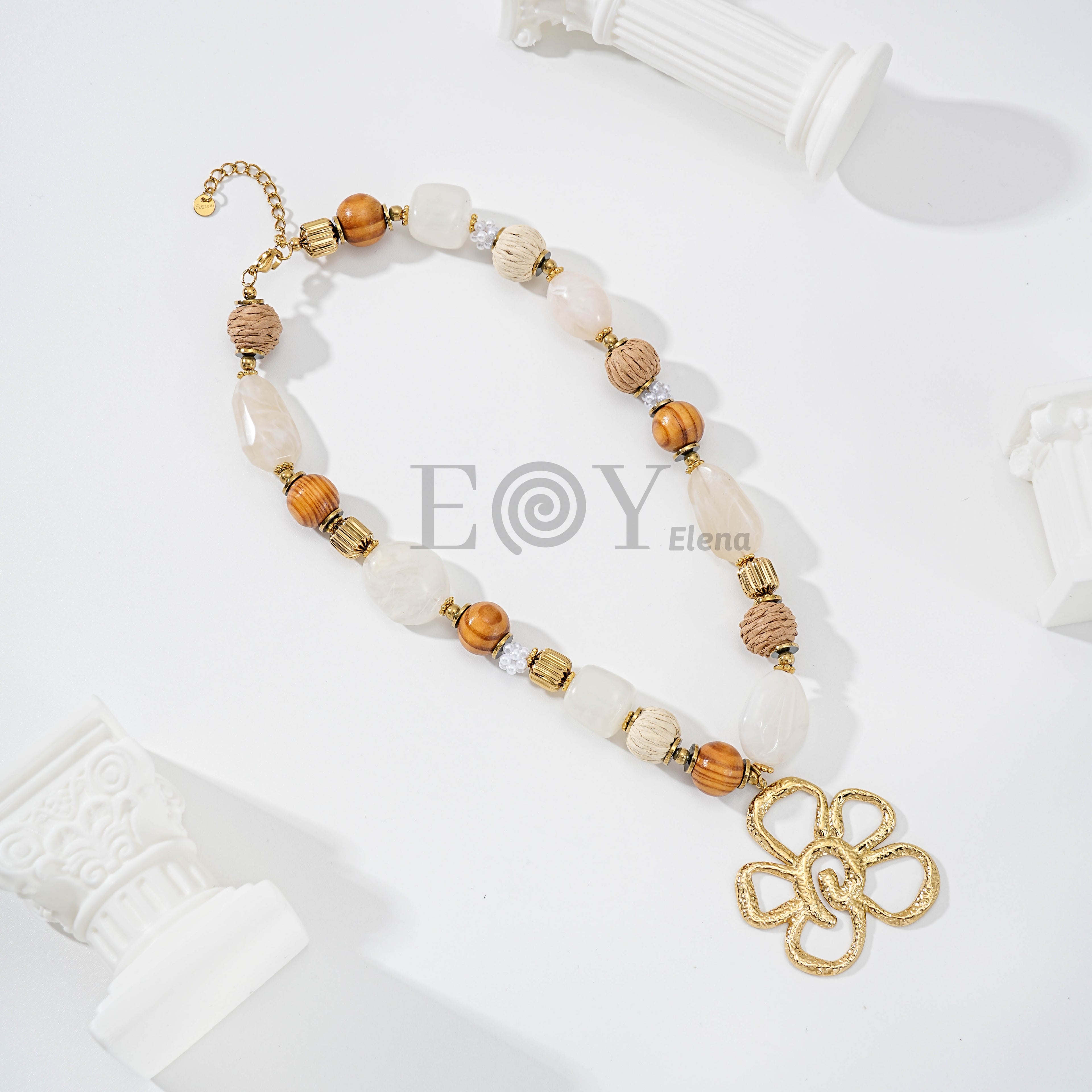 Collar con flor y bolas beige