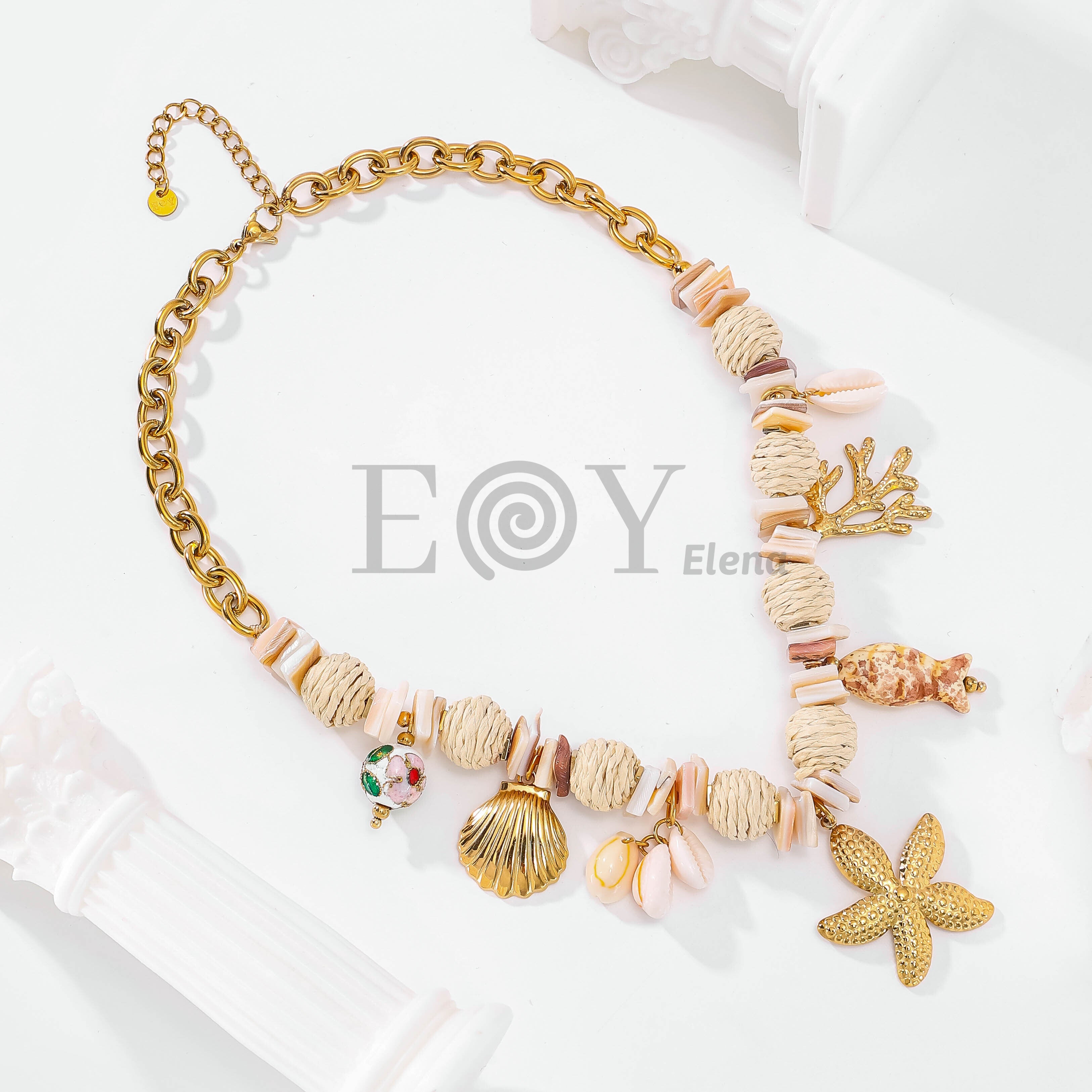 Collar con bolas beige y charms