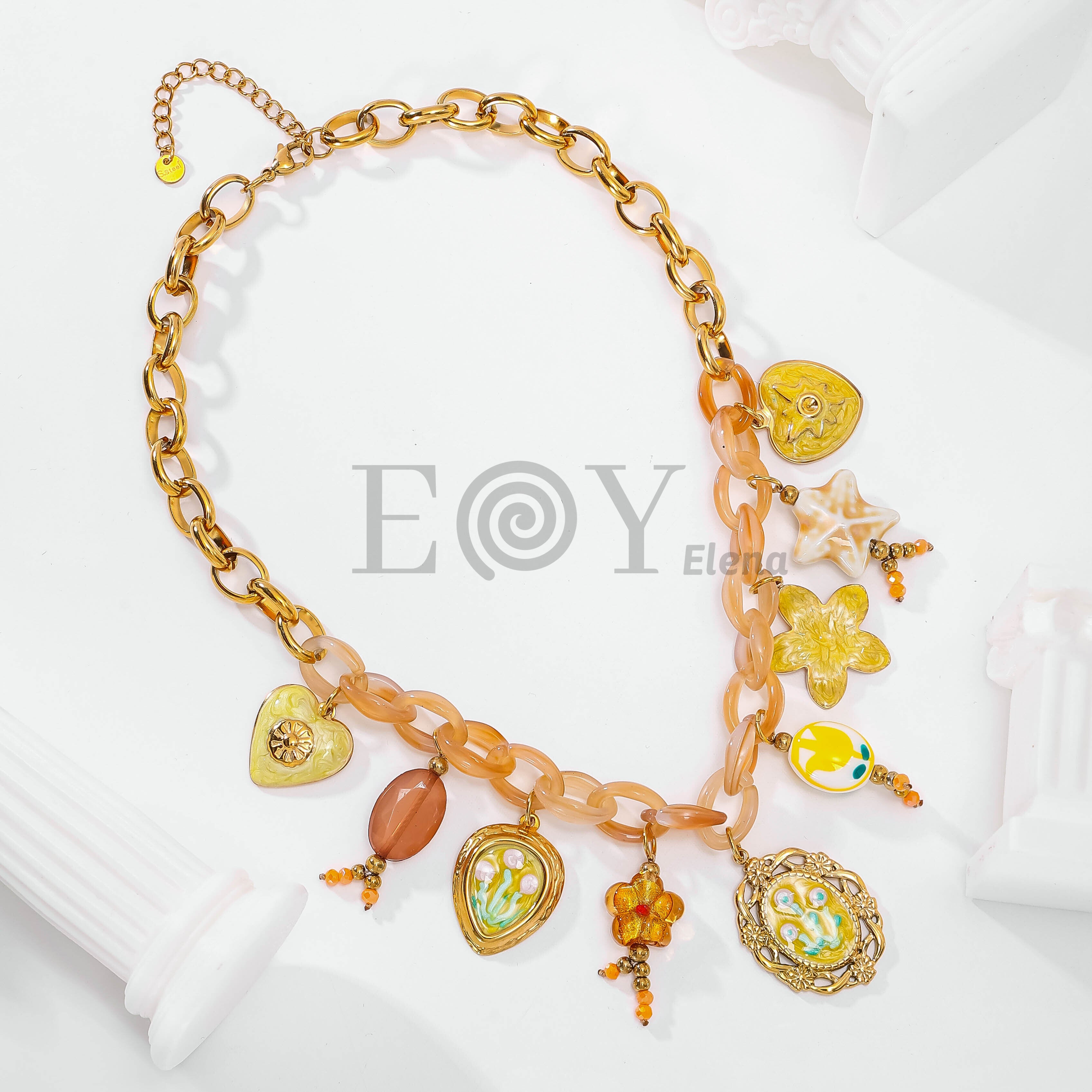 Collar con charms amarillos
