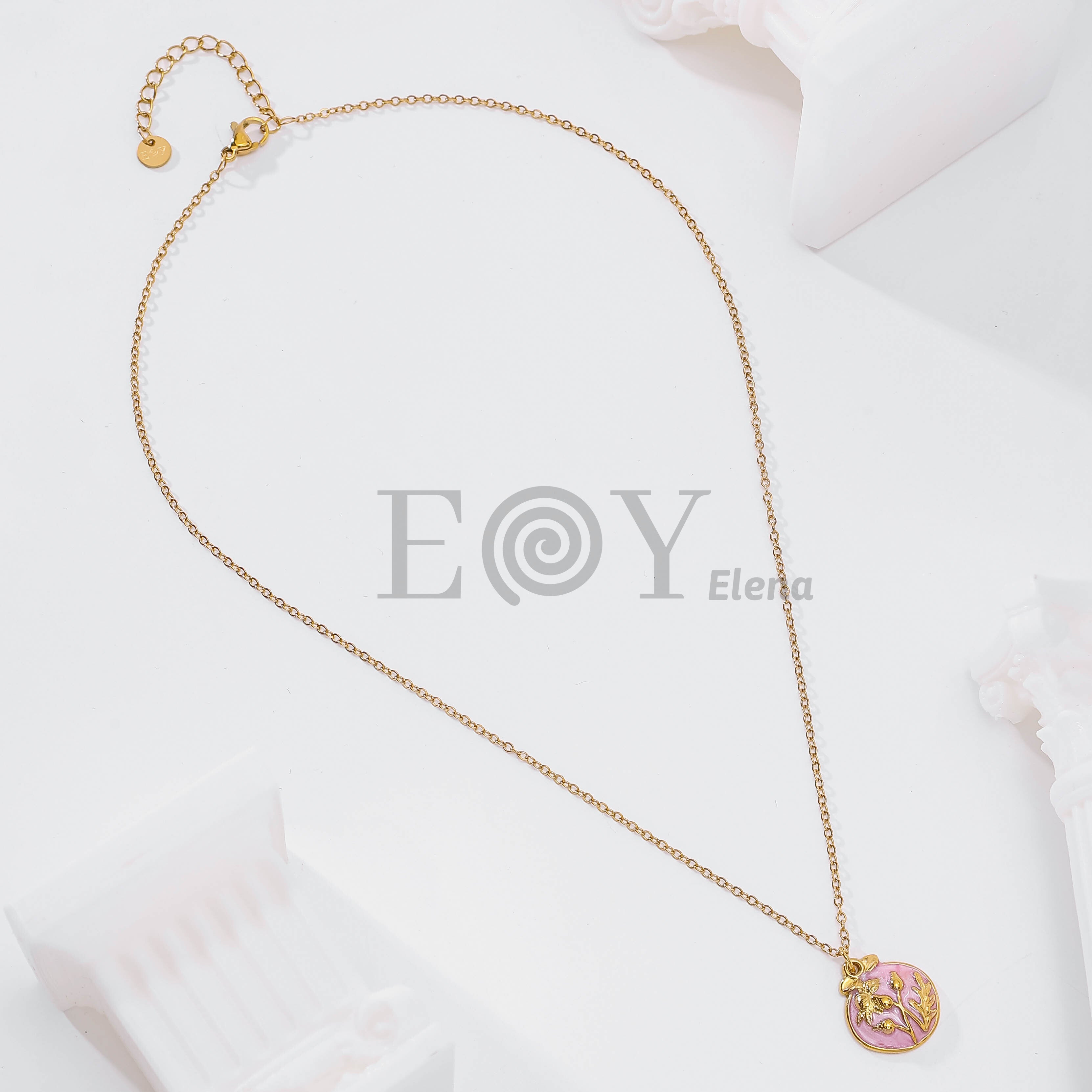 Collar con chapa flor