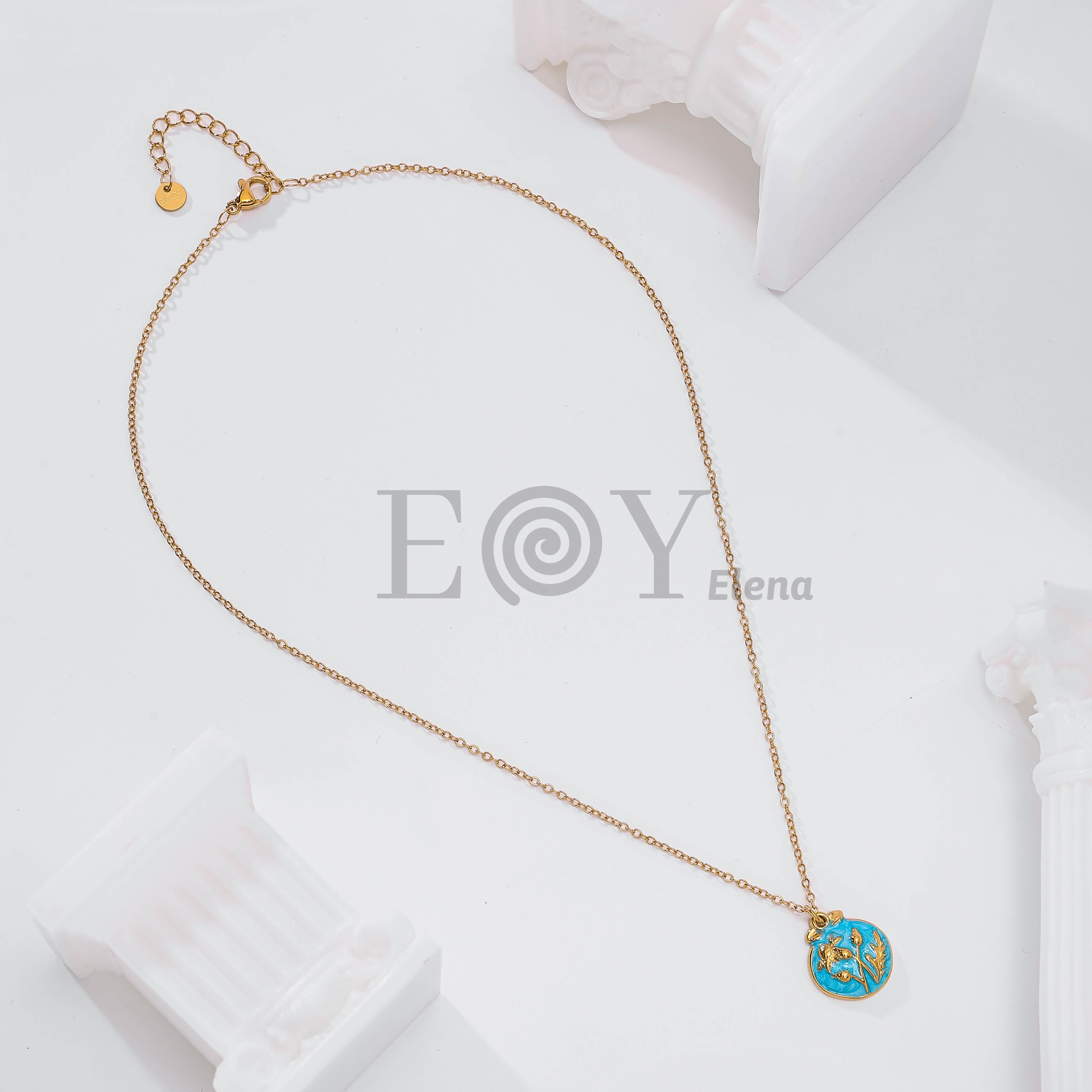 Collar con chapa flor