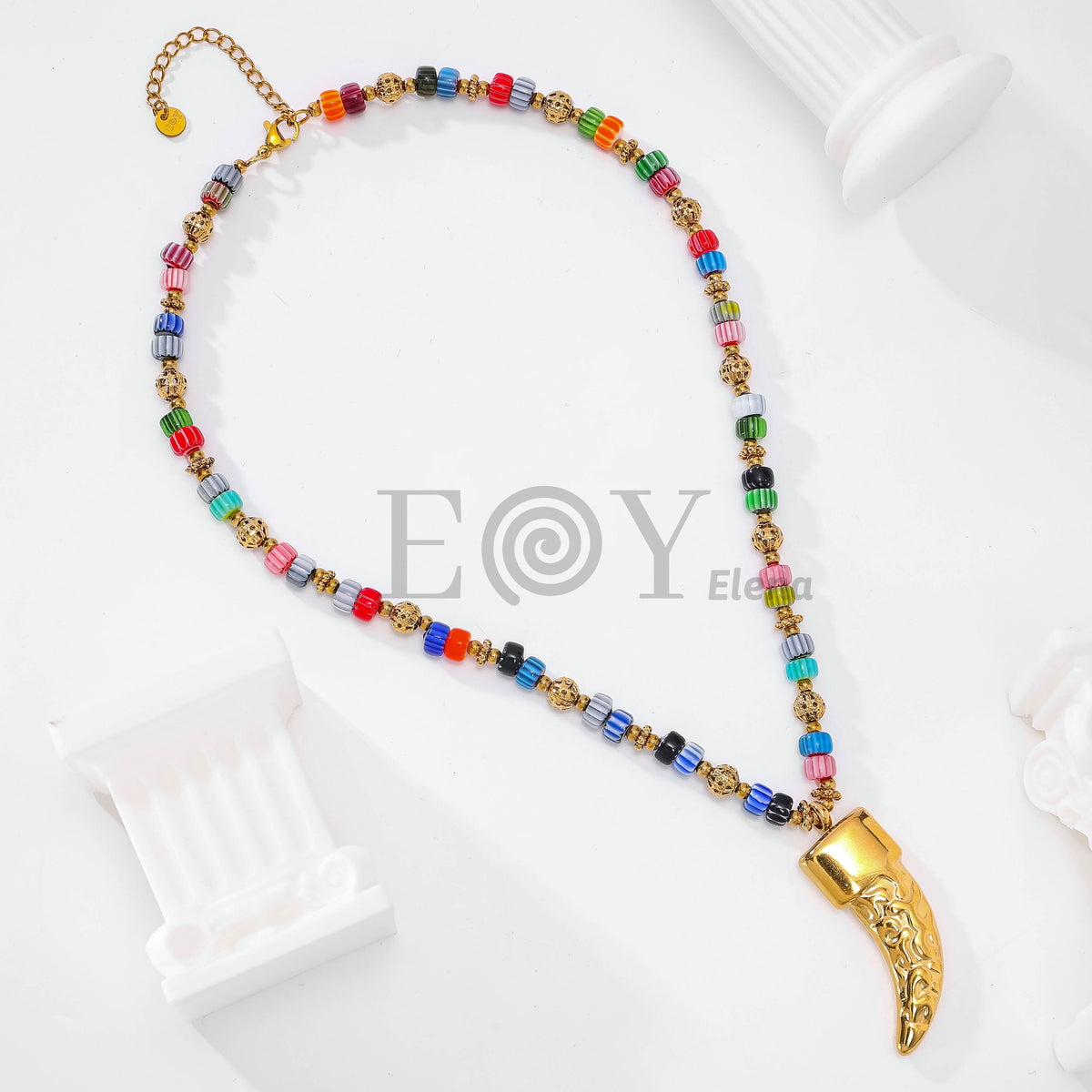 Collar bolas colores y colmillo