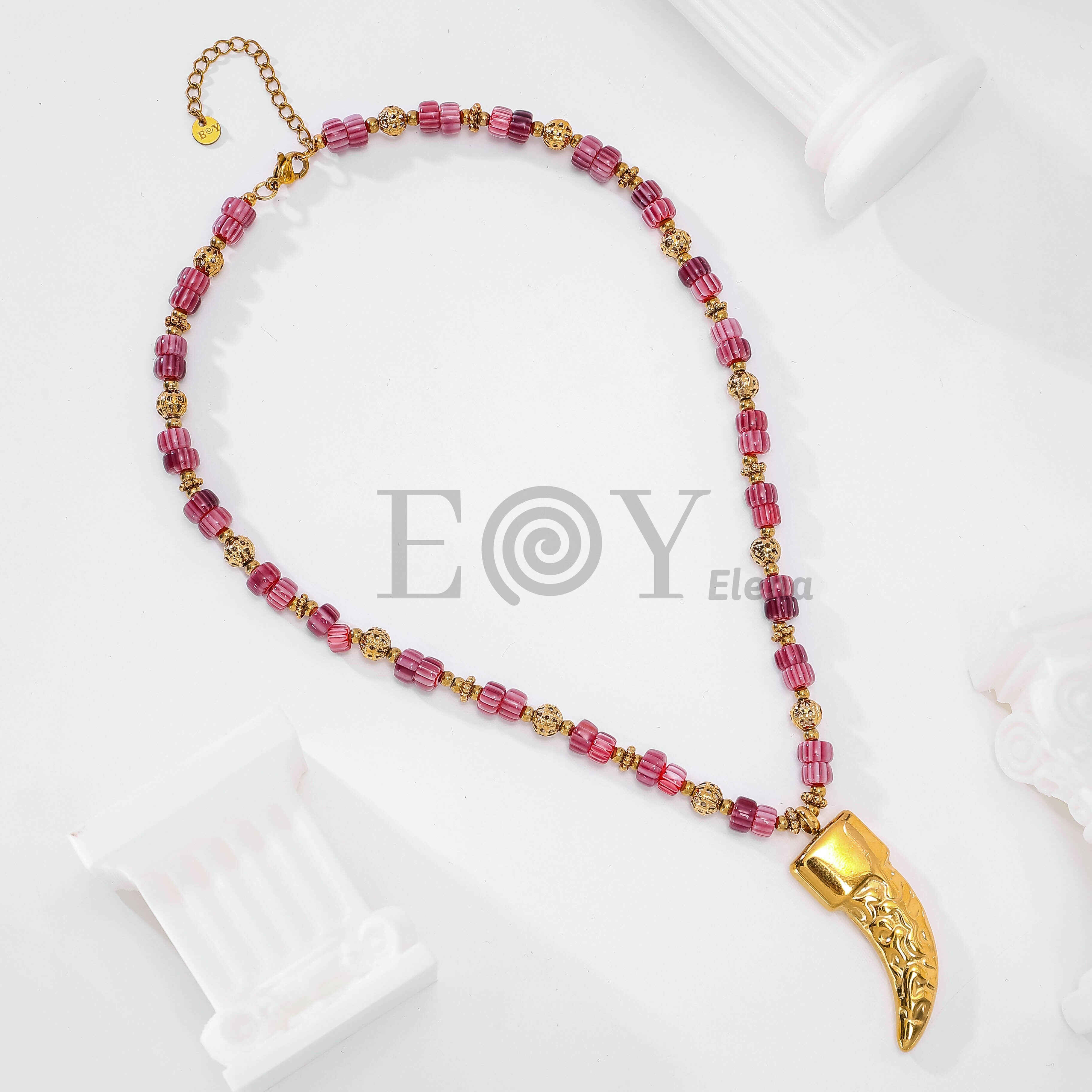 Collar bolas colores y colmillo