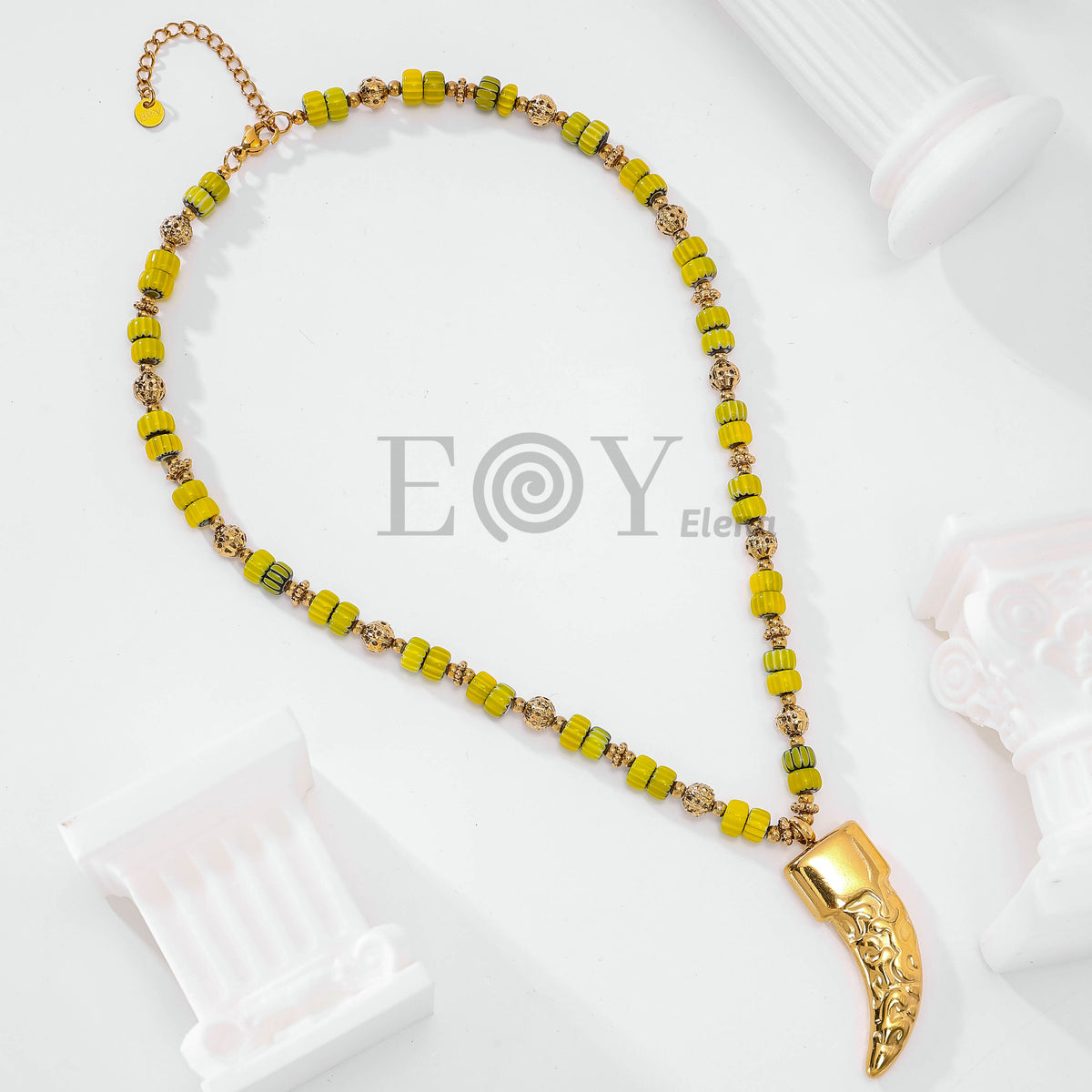 Collar bolas colores y colmillo