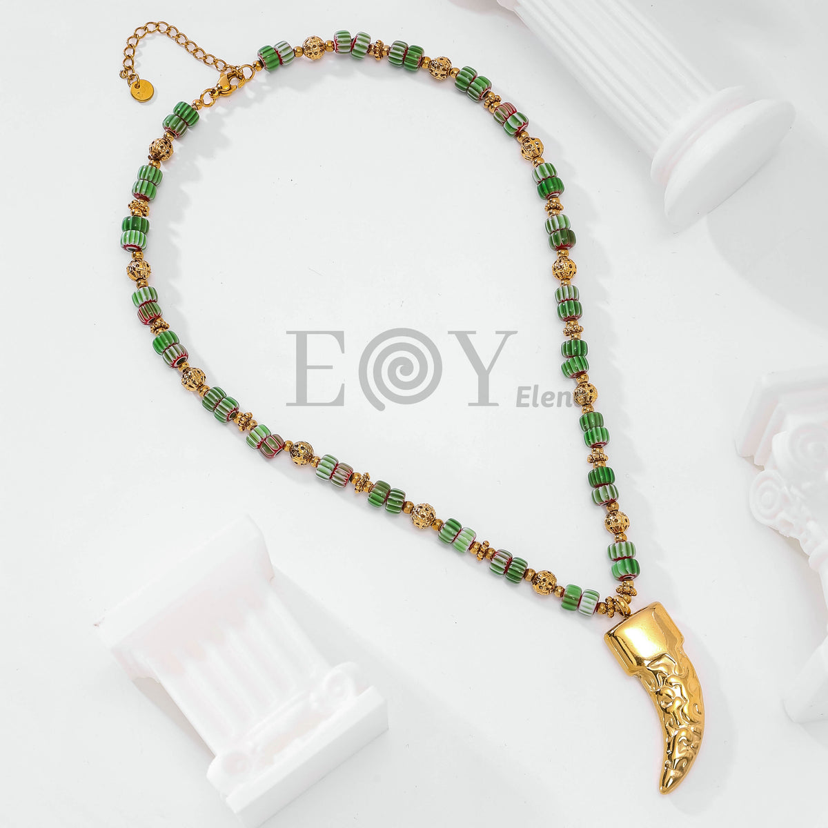 Collar bolas colores y colmillo