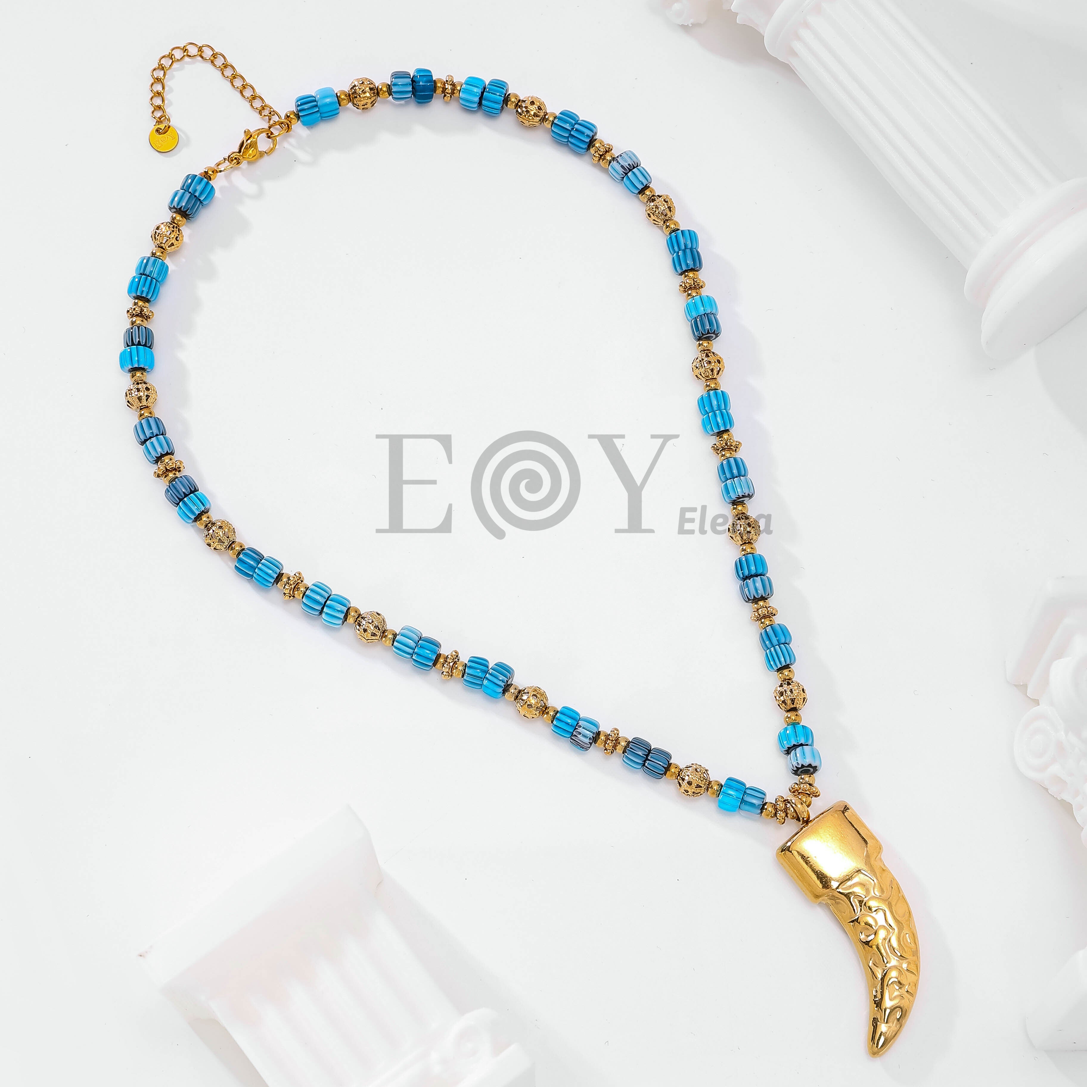 Collar bolas colores y colmillo