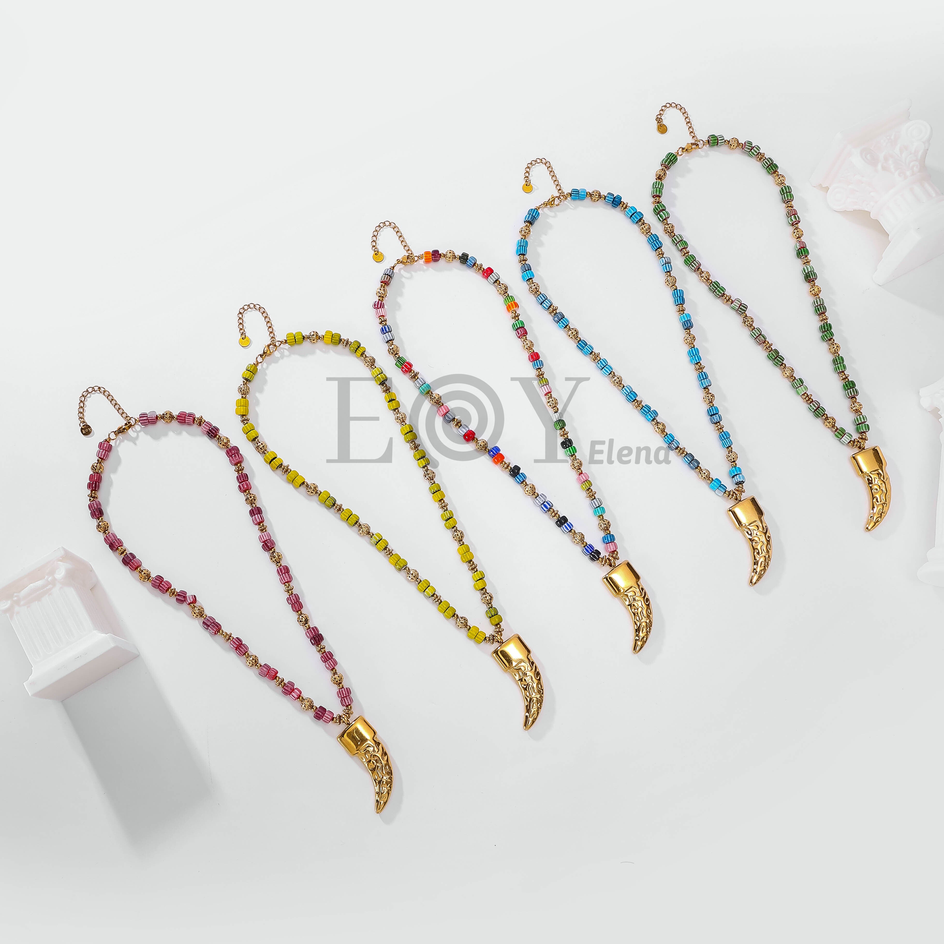 Collar bolas colores y colmillo