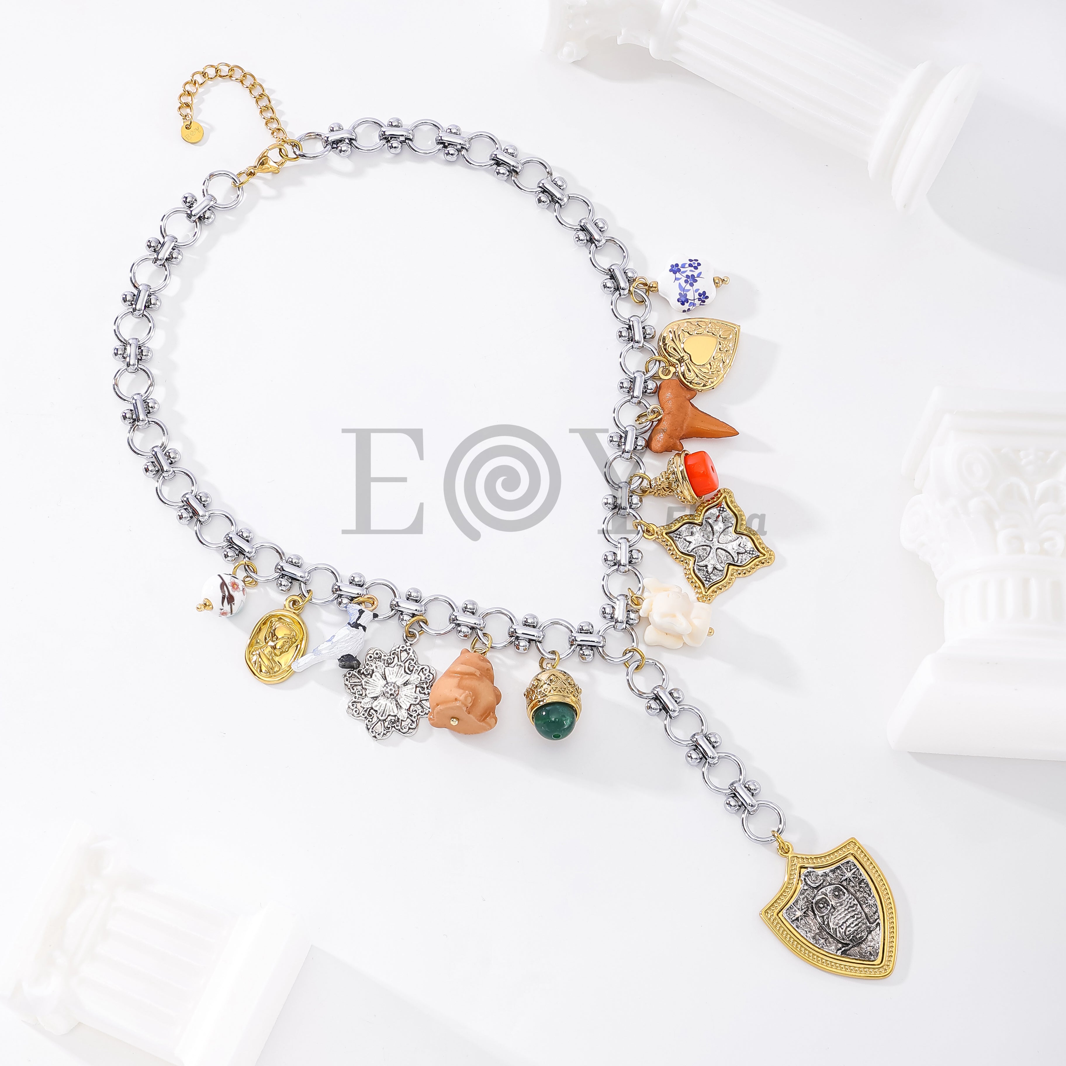 Collar plateado con charms colores
