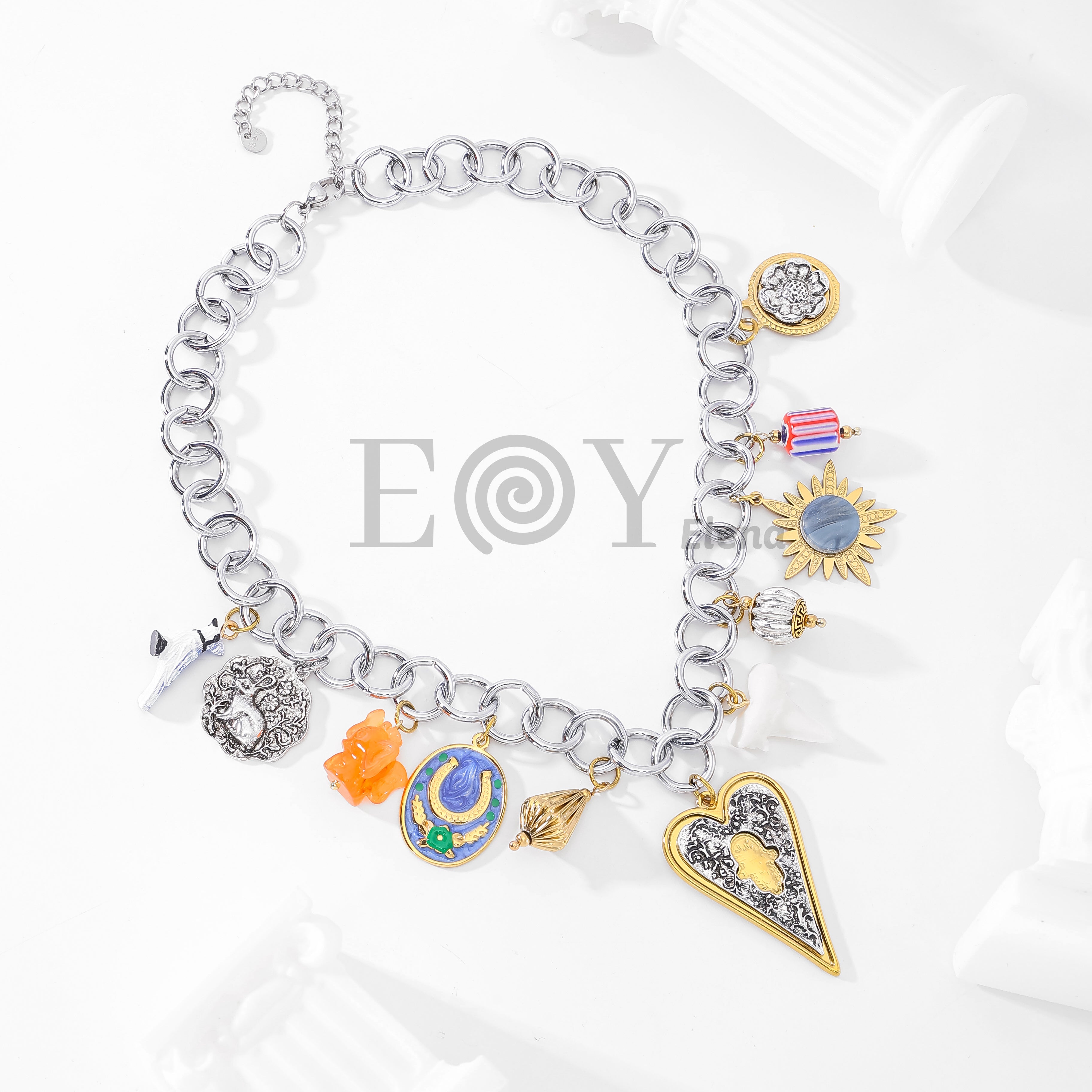 Collar plateado con charms variados