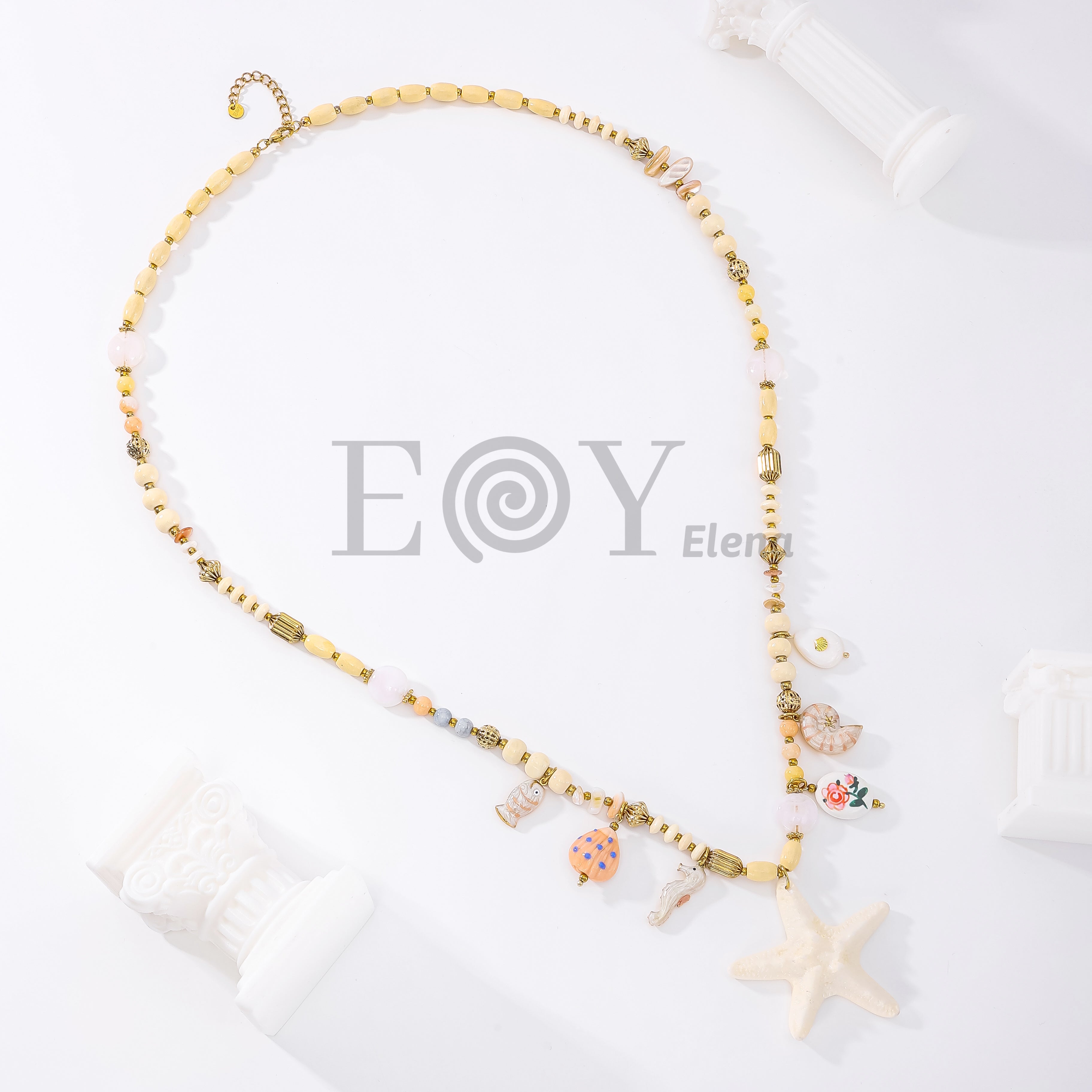 Collar fino con charms