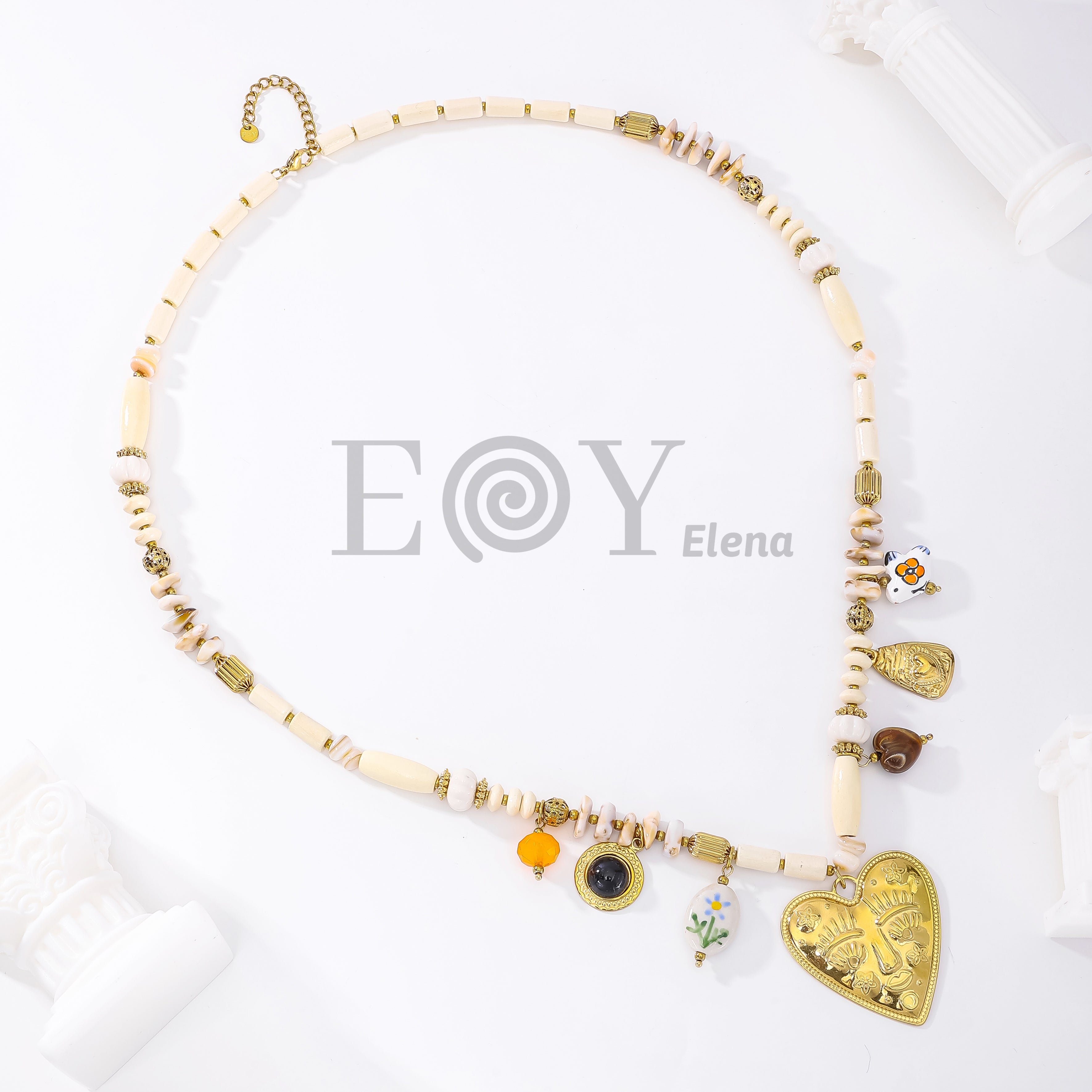 Collar con piedras beige y charms