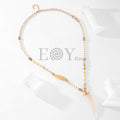 Collar con colmillo beige