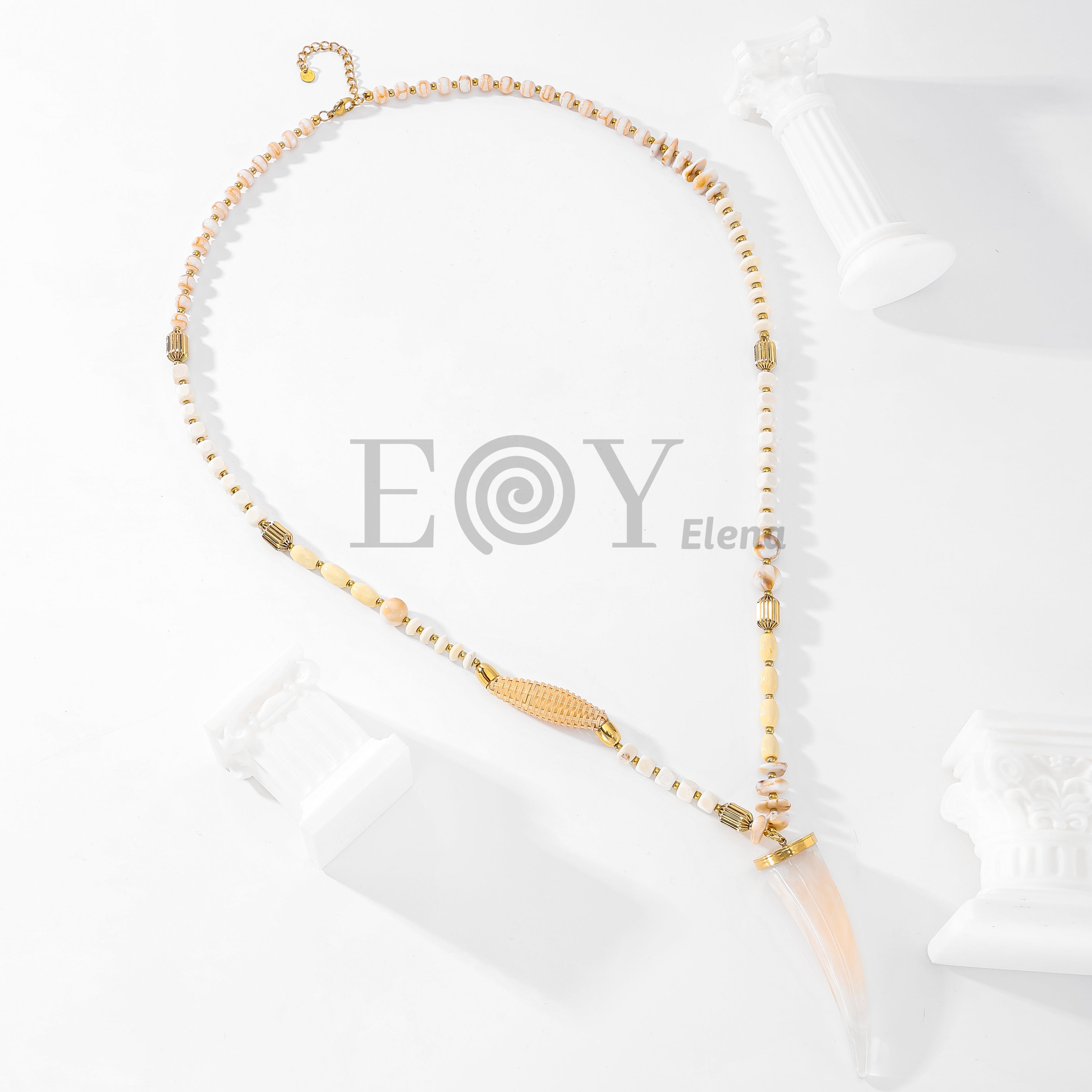 Collar con colmillo beige