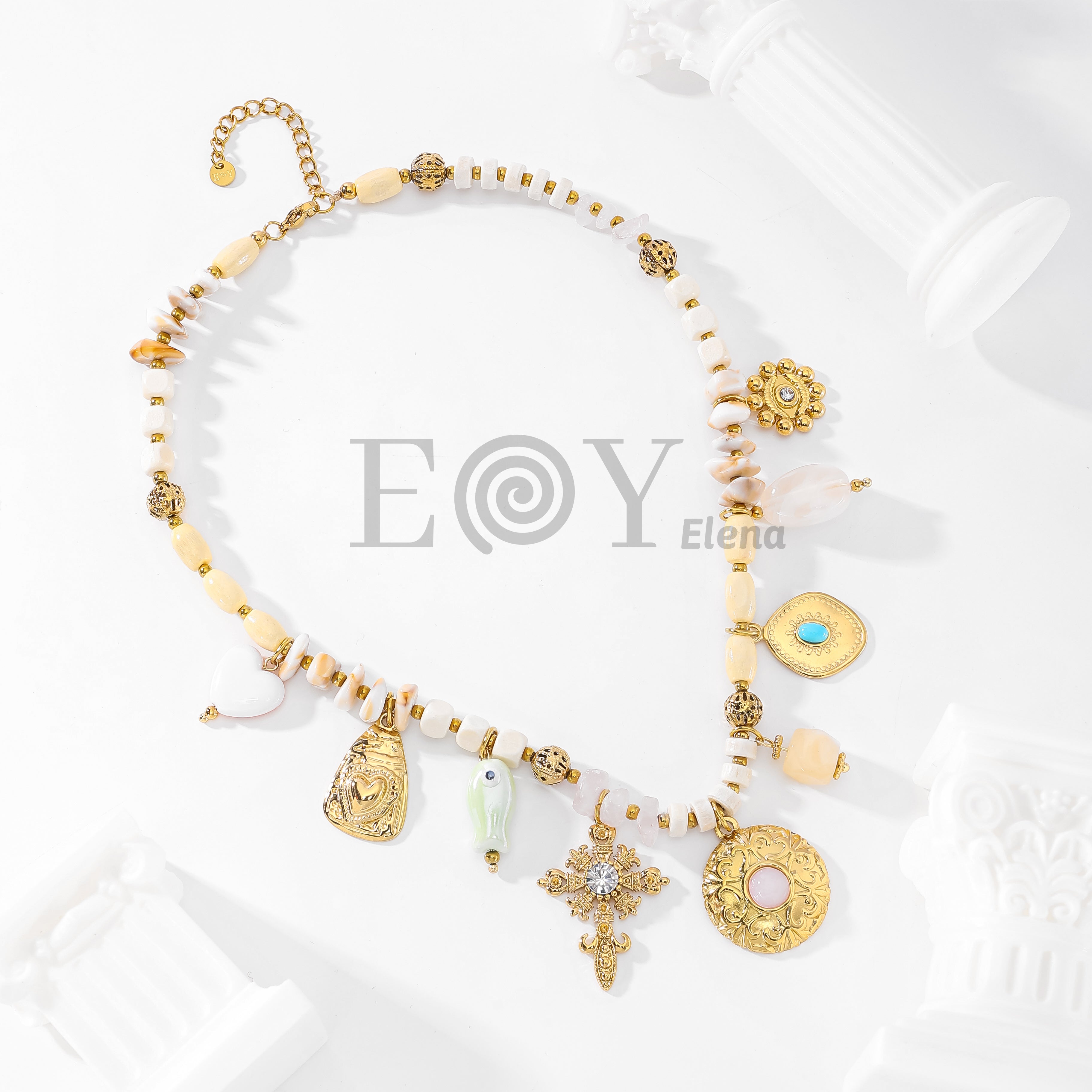 Collar beige con charms
