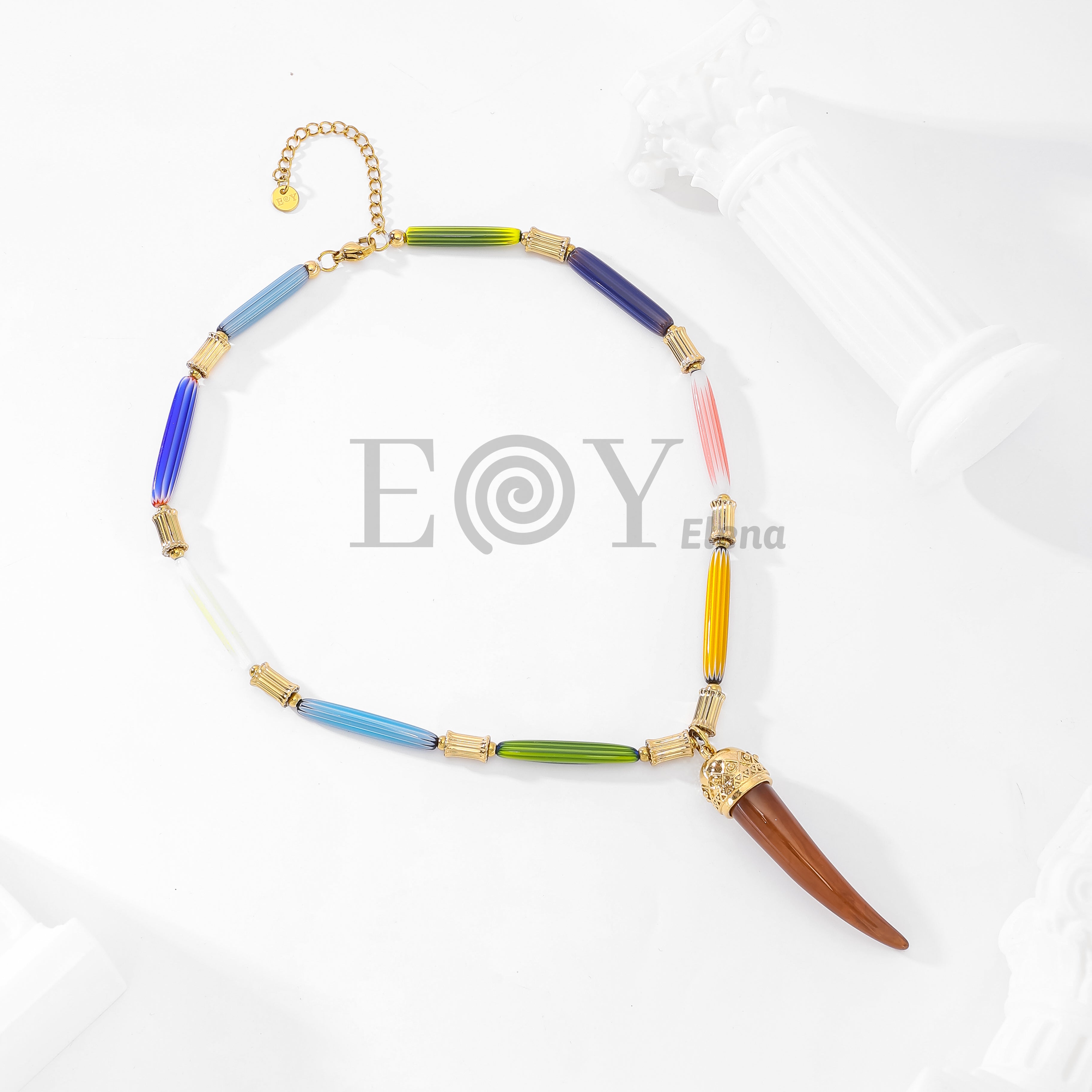 Collar colores y colmillo
