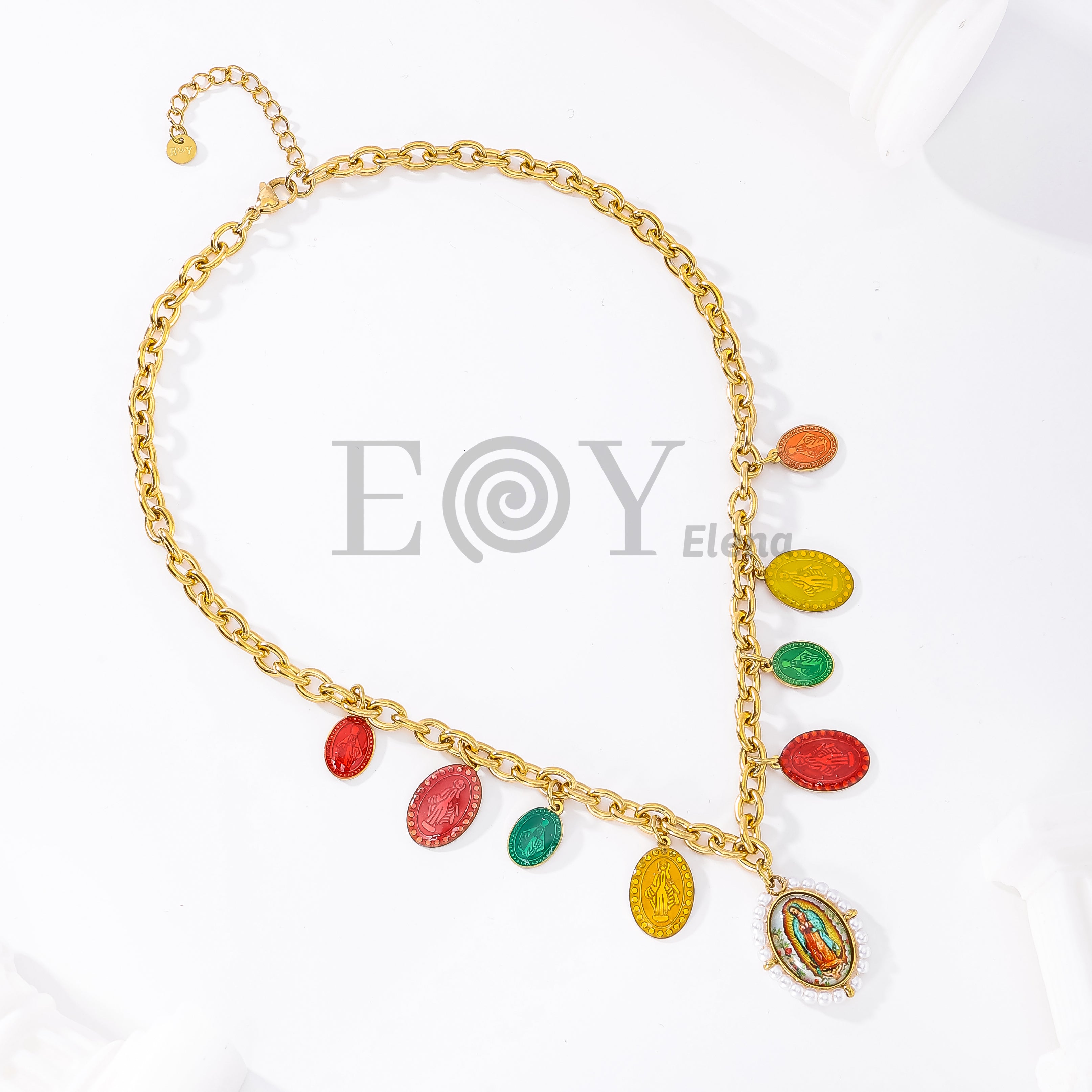 Collar con charms vírgenes