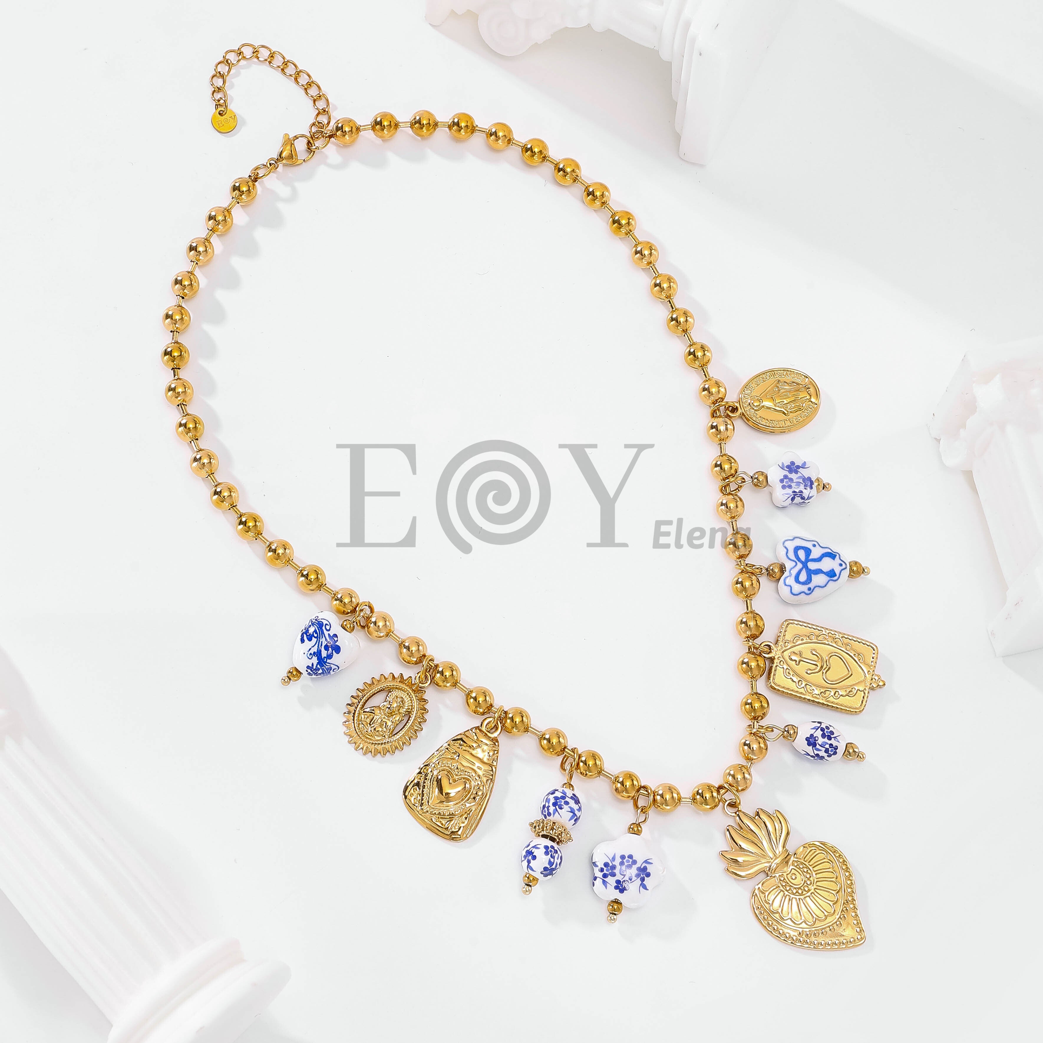 Collar con charms azules