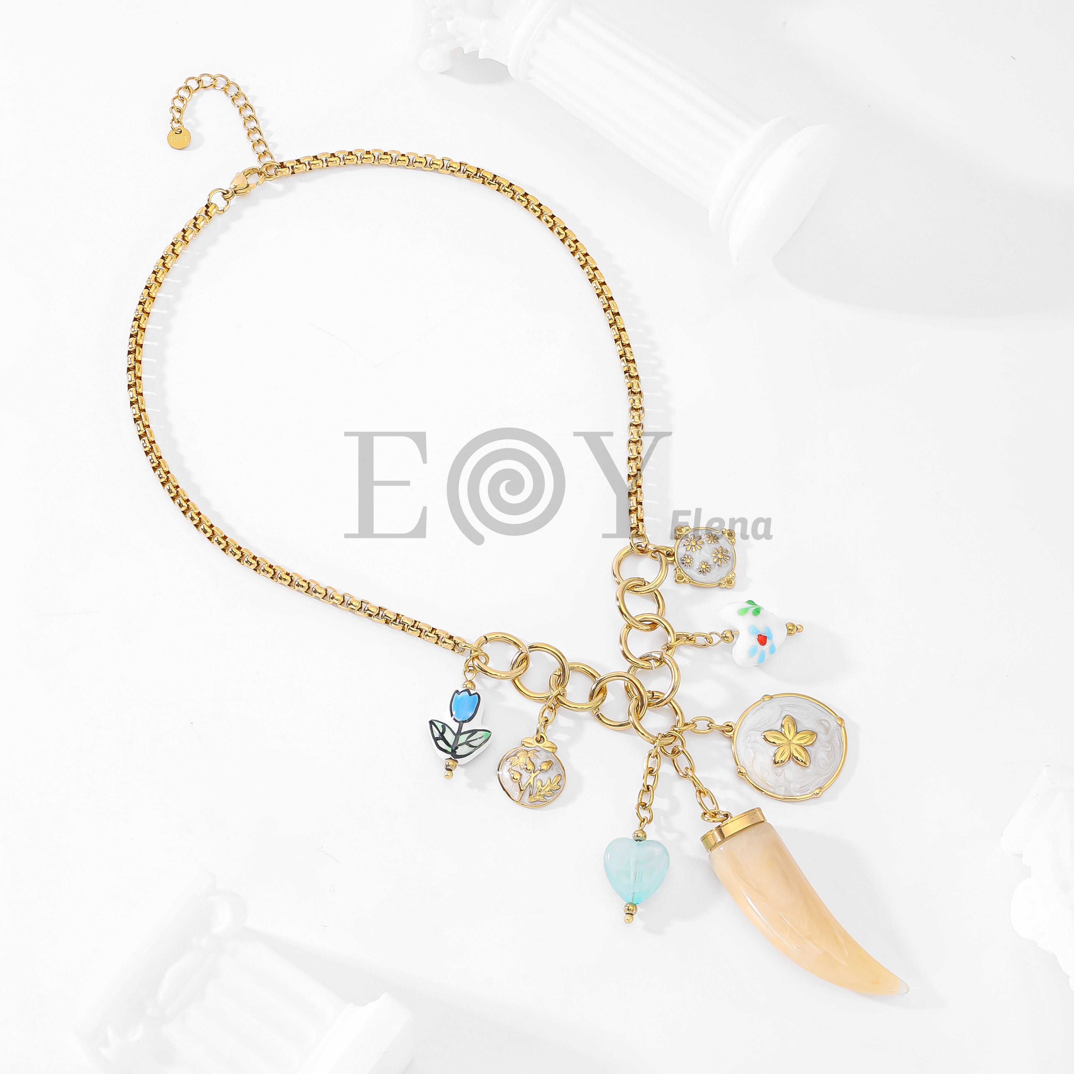 Collar colmillo con charms