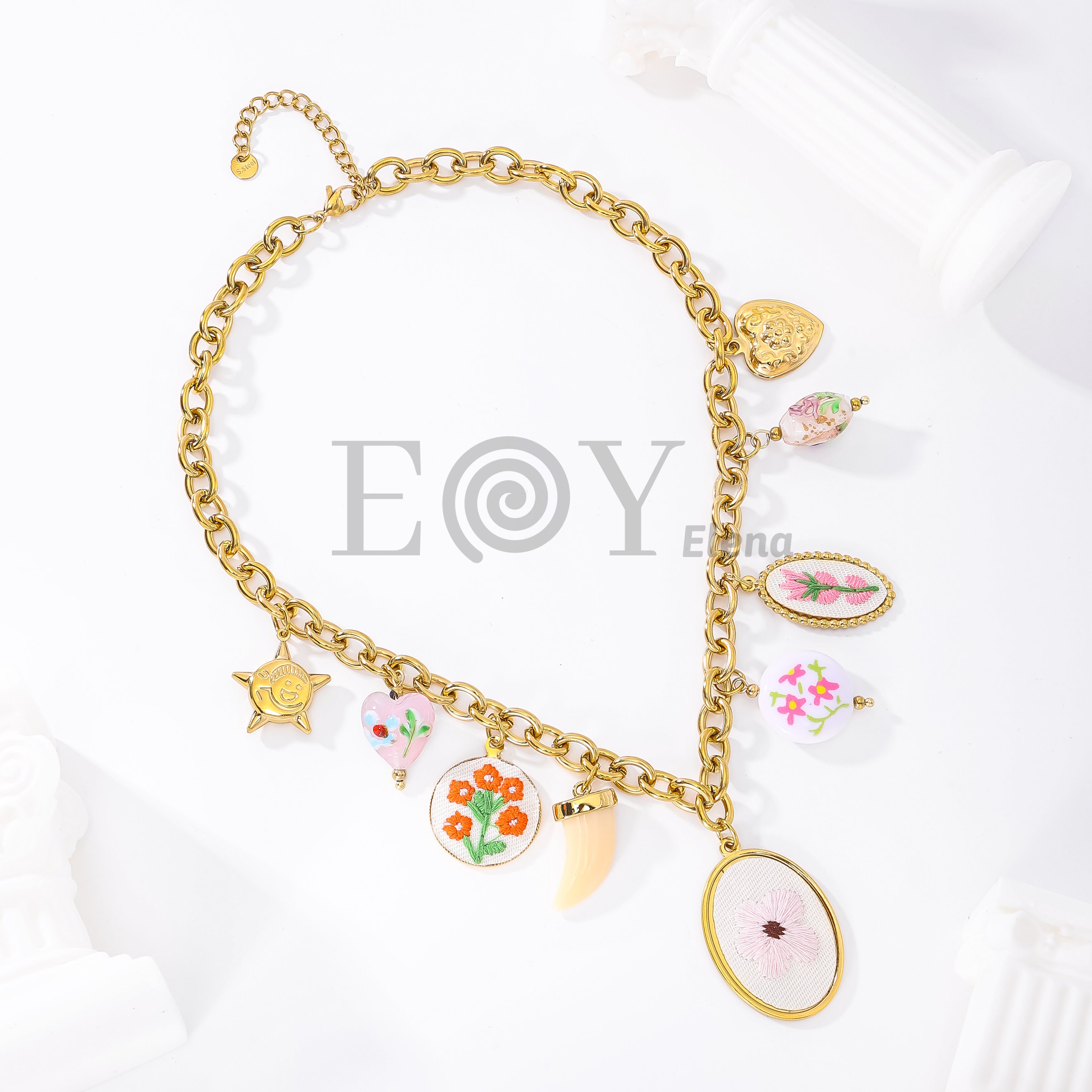 Collar con charms tonos rosa