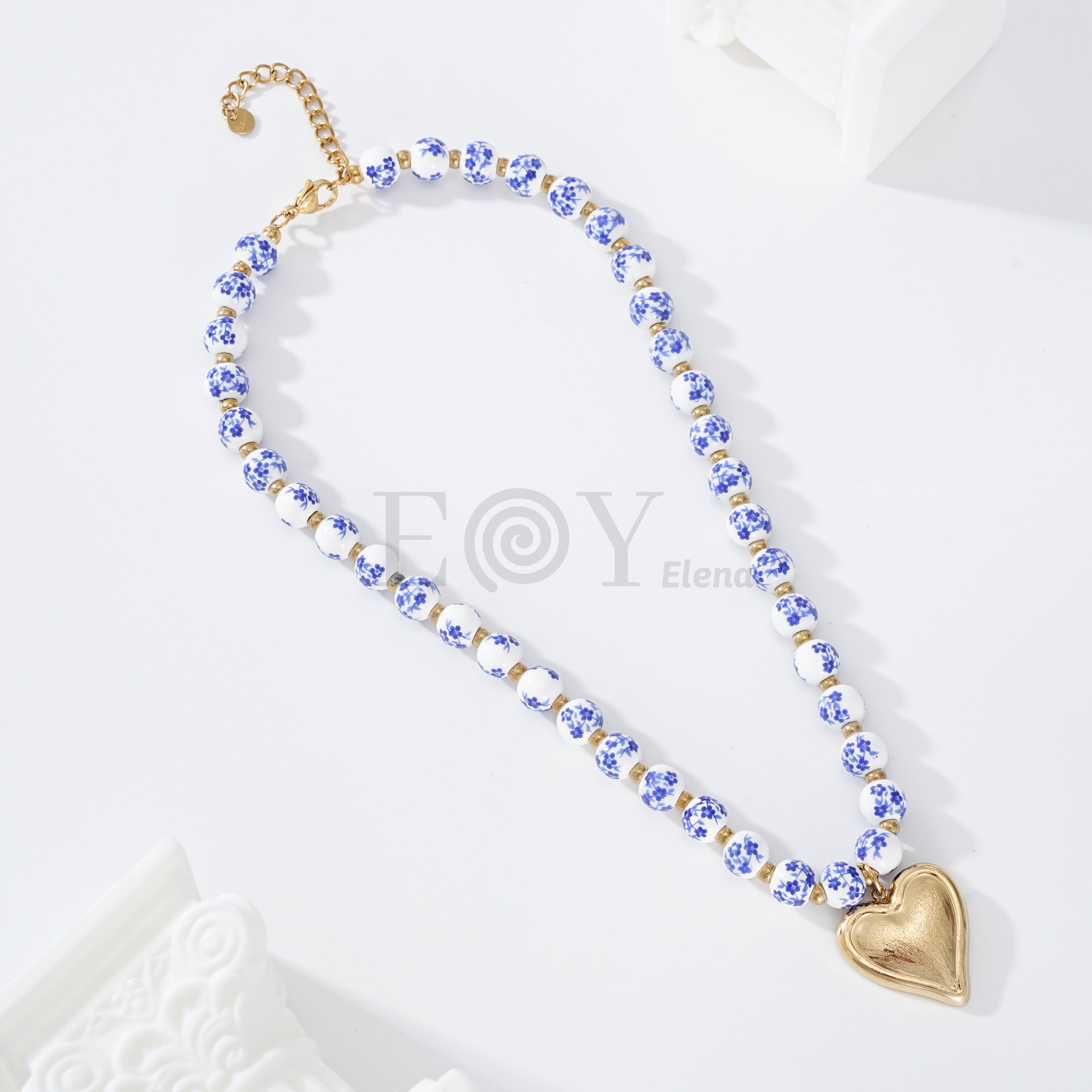 Collar bolas con estampado azul y corazón