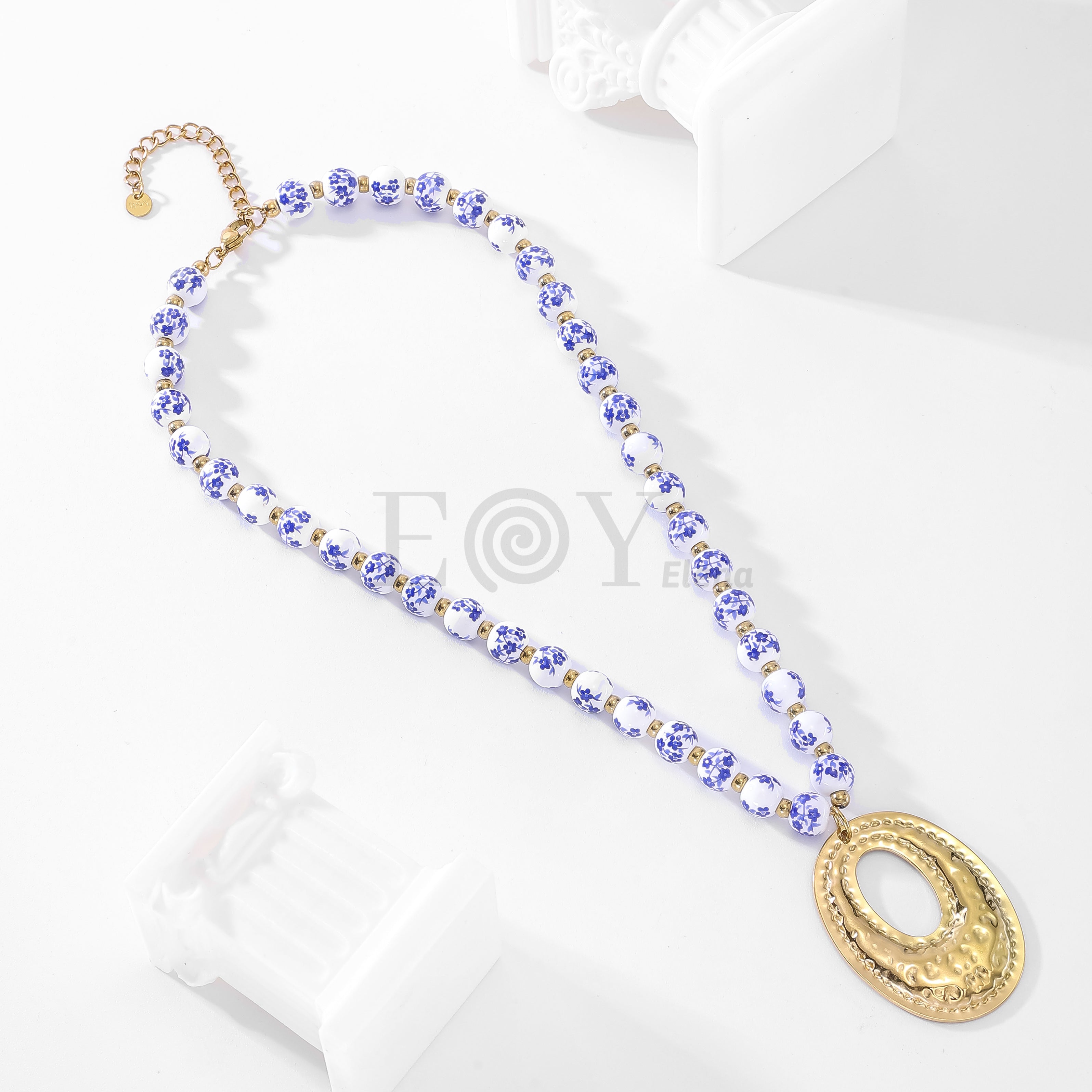 Collas con bolas con estampado azul y aro central