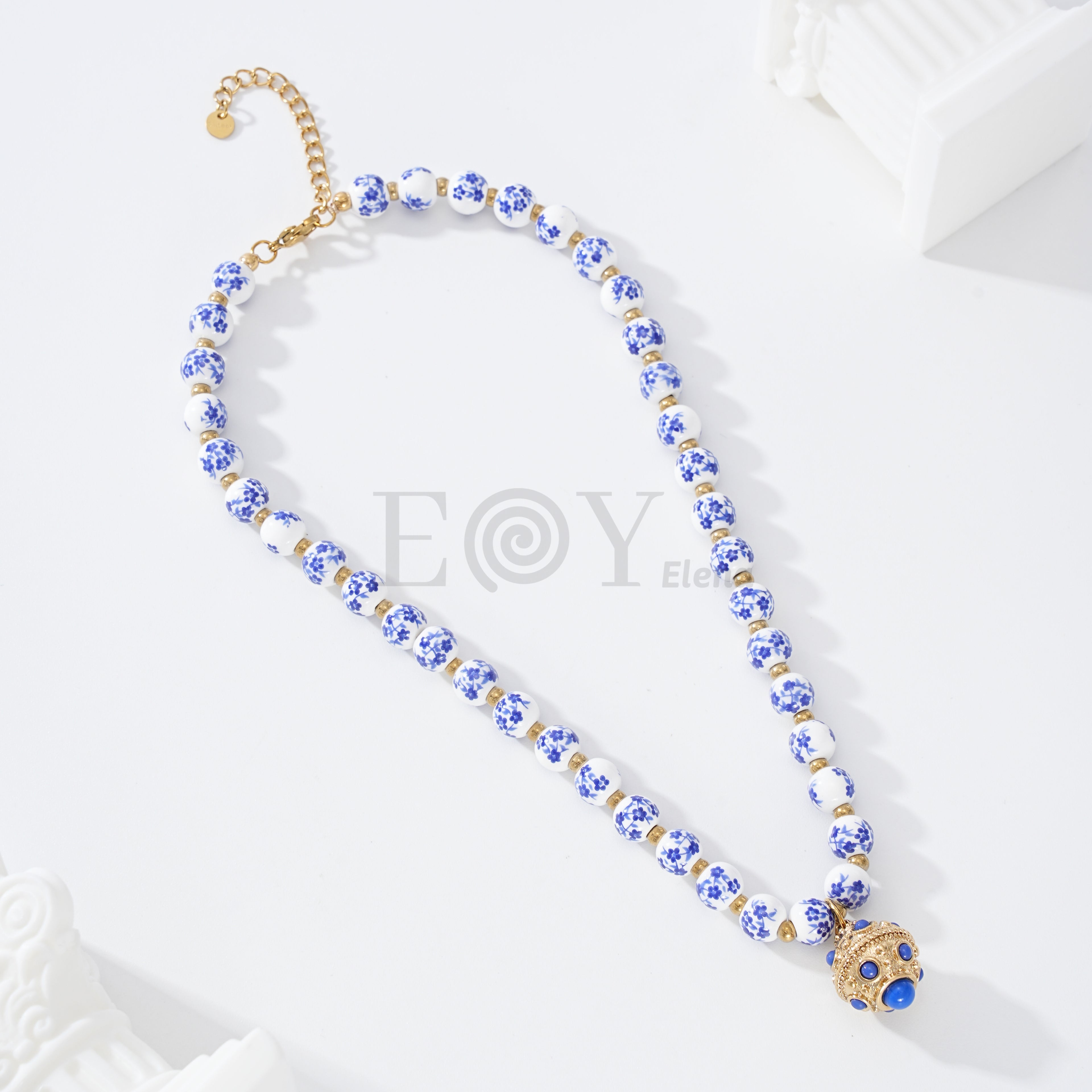 Collar con bolas con flores azules y detalle con piedras