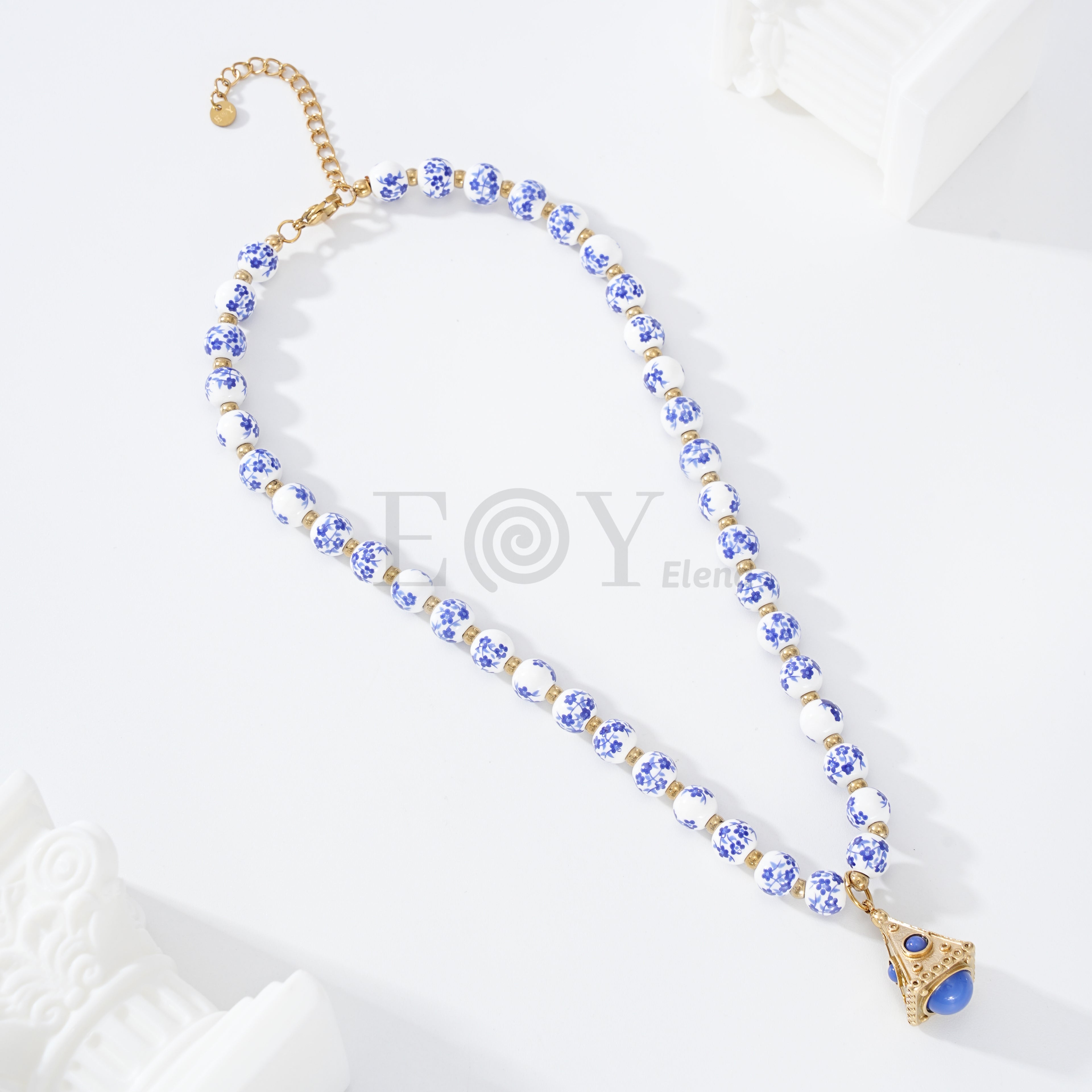 Collar bolas flores azules y detalle con piedras