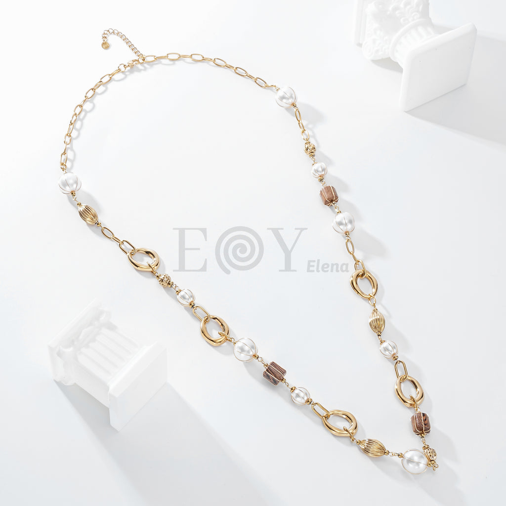 Collar con detalles marrones y perlas