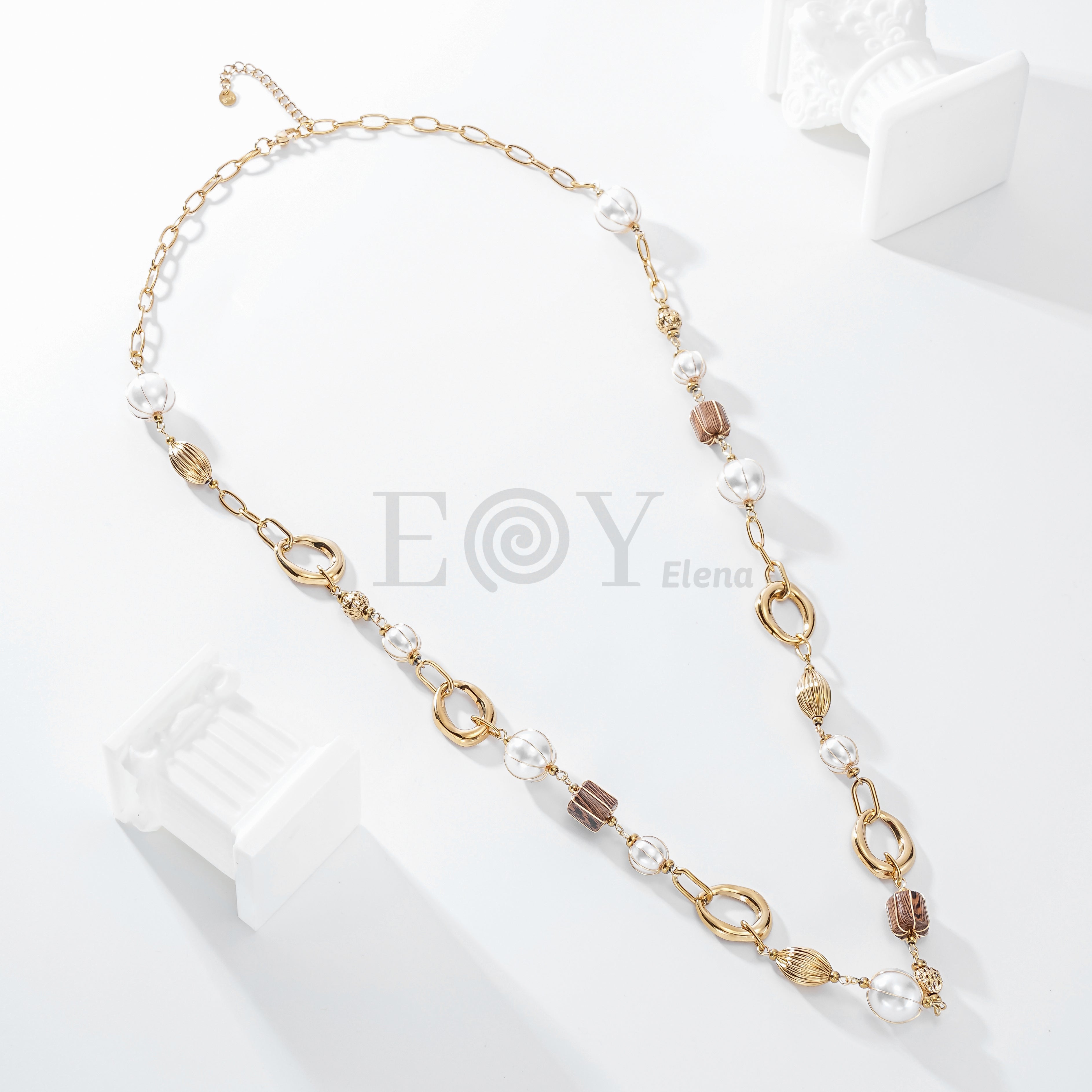 Collar con detalles marrones y perlas