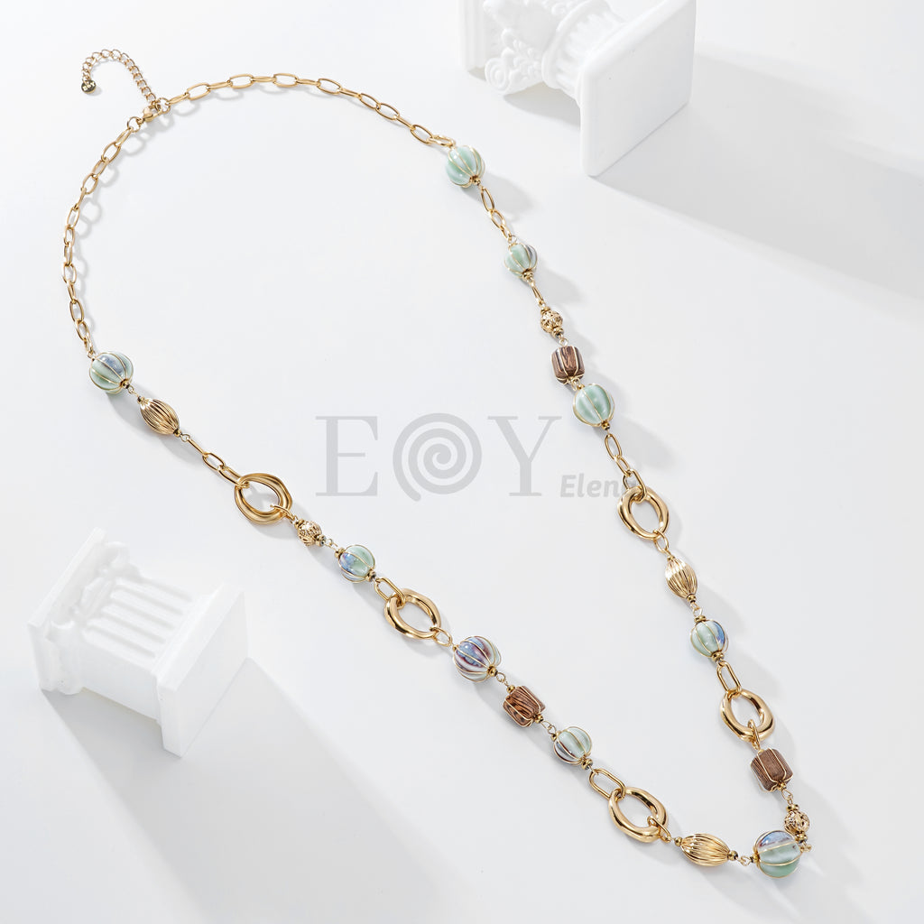Collar con detalles marrones y perlas