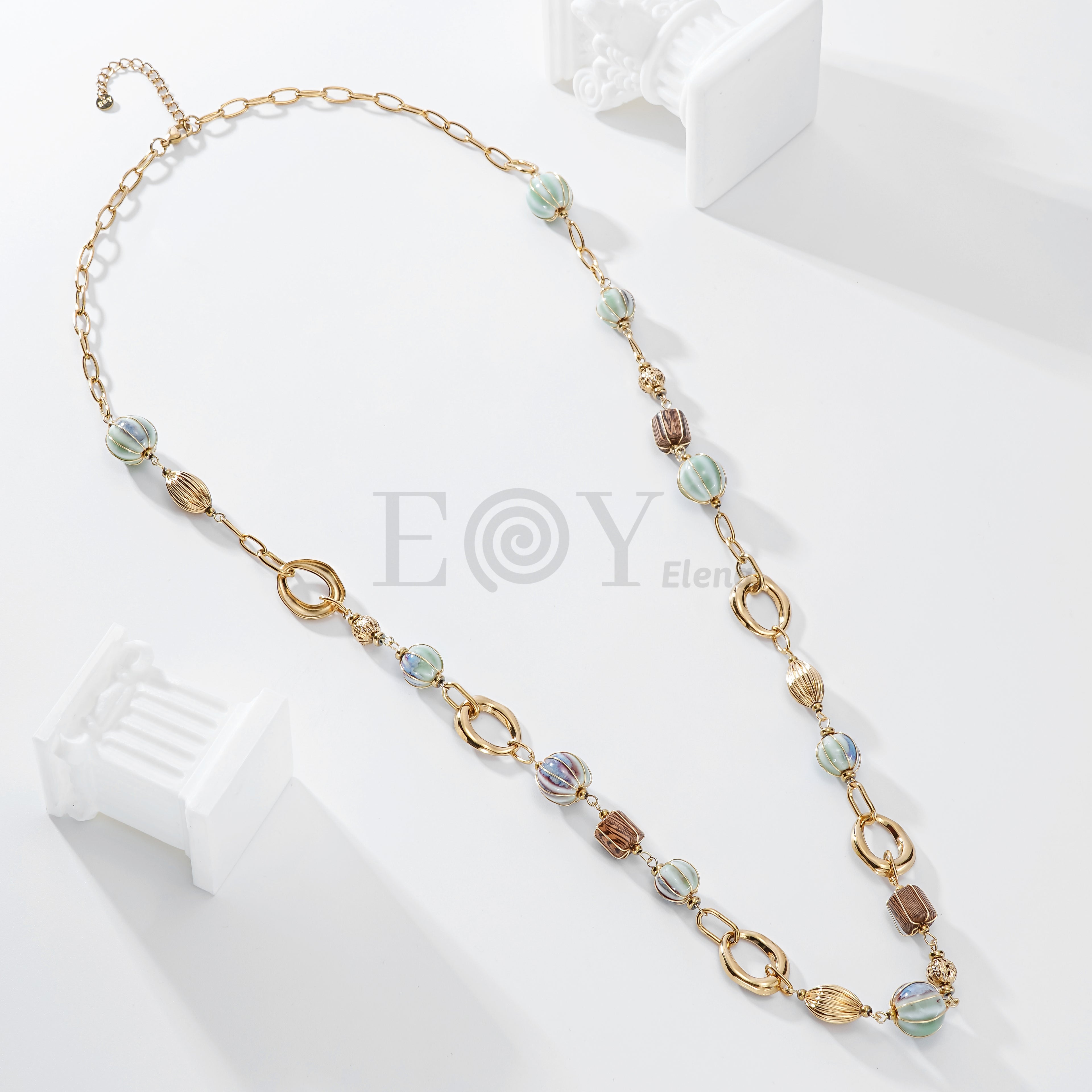 Collar con detalles marrones y perlas