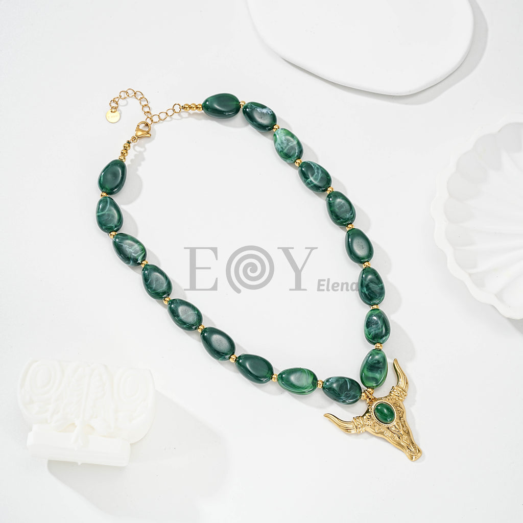 Collar con cabeza de toro y piedra central